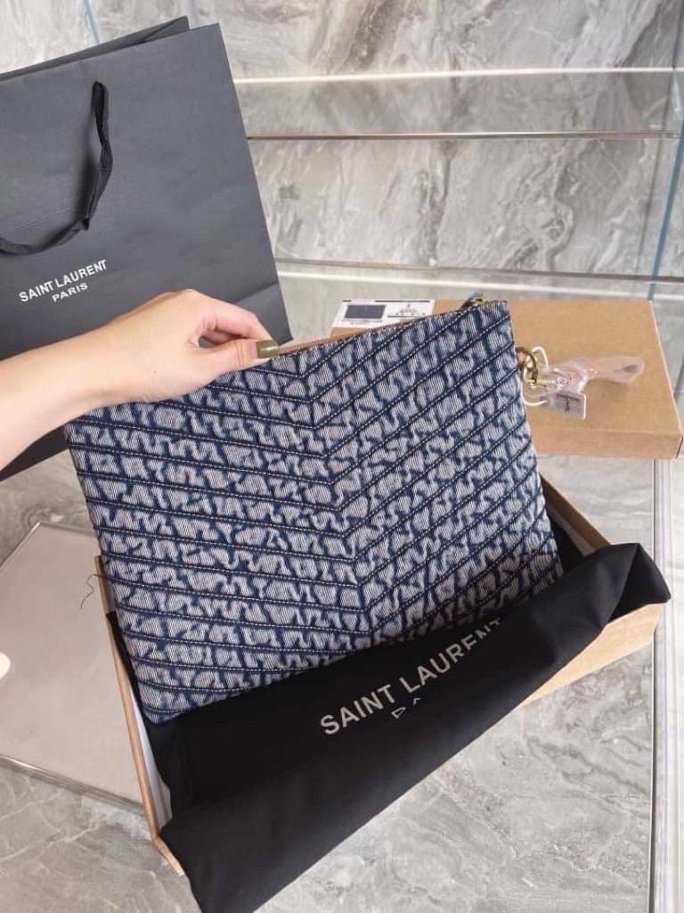Saint Laurent Monogram quilted denim tablet pouch / YSL denim tablet pouch กระเป๋าทรงพอชดีไซน์ใหม่ ใช้งานง่าย สะดวก กะทัดรัด พกแท็บเล็ตติดตัวไปด้วยในกระเป๋าโมโนแกรมนี้ โดดเด่นด้วยเอฟเฟกต์แบบวินเทจและการเย็บตะเข็บแบบควิลท์ เป็นรุ่น unisex ใช้ไดทั้งหญิงชาย 