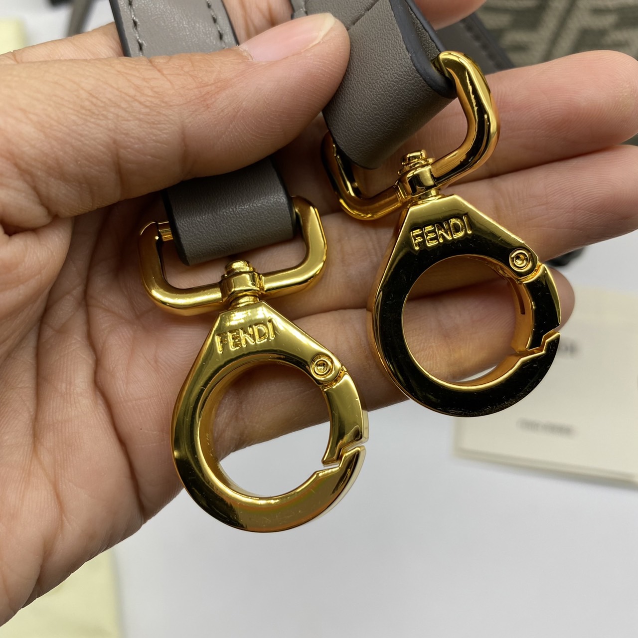 Fendi peekaboo 25cm เกรดออริจินอล กระเป๋าเฟนดิ คลาสสิกตามแบบฉบับแบรนด์ วัสดุคุณภาพอย่างดี เพิ่มความหรูหราและโดดเด่นด้วยการตกแต่งลวดลายโลโก้เด่นชัดทั้งใบ และด้วยขนาดที่กะทัดรัดและดีไซน์ที่เรียบหรูนี้ จึงสามารถนำไปแมทช์กับการแต่งตัวได้ง่าย ไม่ว่าจะเป็นสไตล์