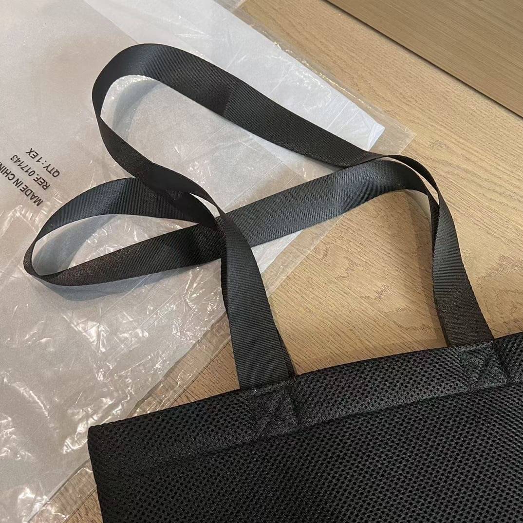 CHANEL Beauty Black Mesh Tote Bag วัสดุผ้าตาข่ายบุนวมนุ่ม จะใช้วันสบายๆ หรือใส่เอกสารต่างๆ ได้เลย พกพาได้ทุกๆวัน