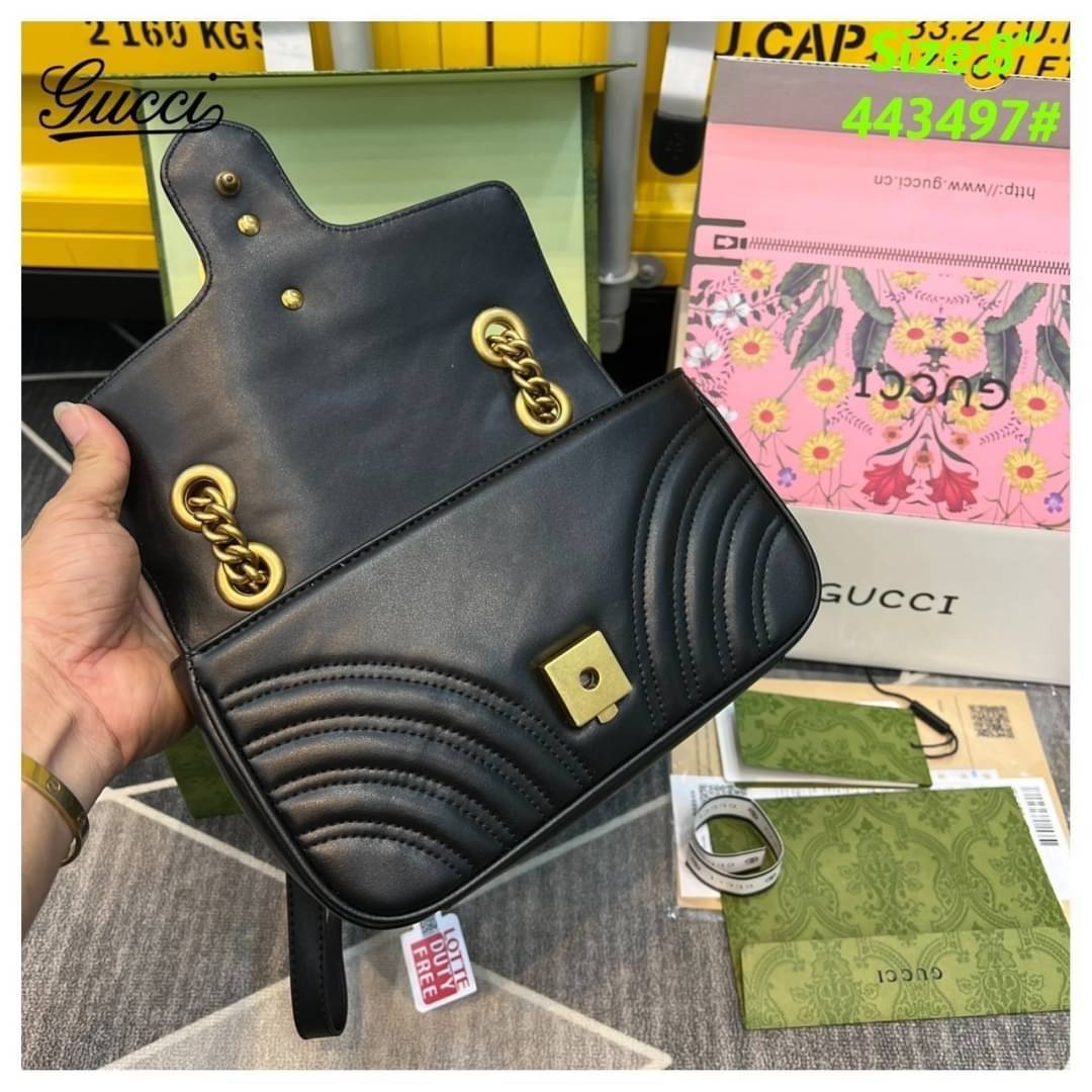 GUCCI GG Marmont shoulder bag กระเป๋าสะพายข้างรุ่นคลาสสิค สะพายขับผิว ดูแพง อัพลุคได้สบายๆ เปิด-ปิดด้วยตัวกดล็อคแน่นหนา ด้านหลังดีไซน์รูปหัวใจ