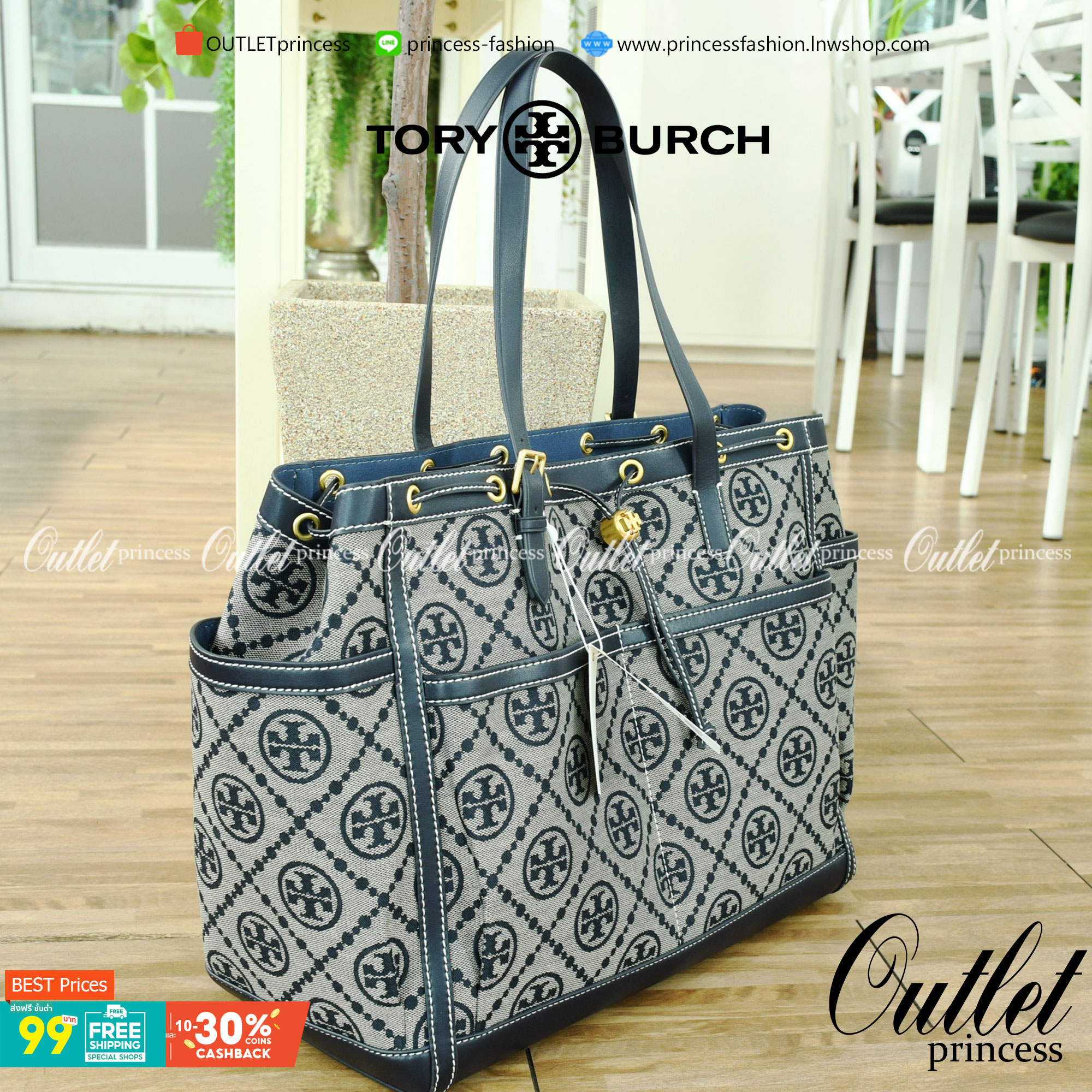 OUTLET 】TORY T MONOGRAM JACQUARD WFH TOTE กระเป๋าถือหรือสะพายไหล่ วัสดุ Canvas ปักษ์ลายแบรนด์ อะไหล่ทองสวยหรู น้ำหนักเบา จุของได้เยอะ ด้านหน้ามีกระเป๋าเล็ก2ช่อง ด้านหลัง2ช่อง ด้านในโล่ง มีช่องใหญ่1ช่อง ช่องเล็ก1ช่อง และอีก1ช่องซิป ใบใหญ่ Size XL ใส่เสื้อผ