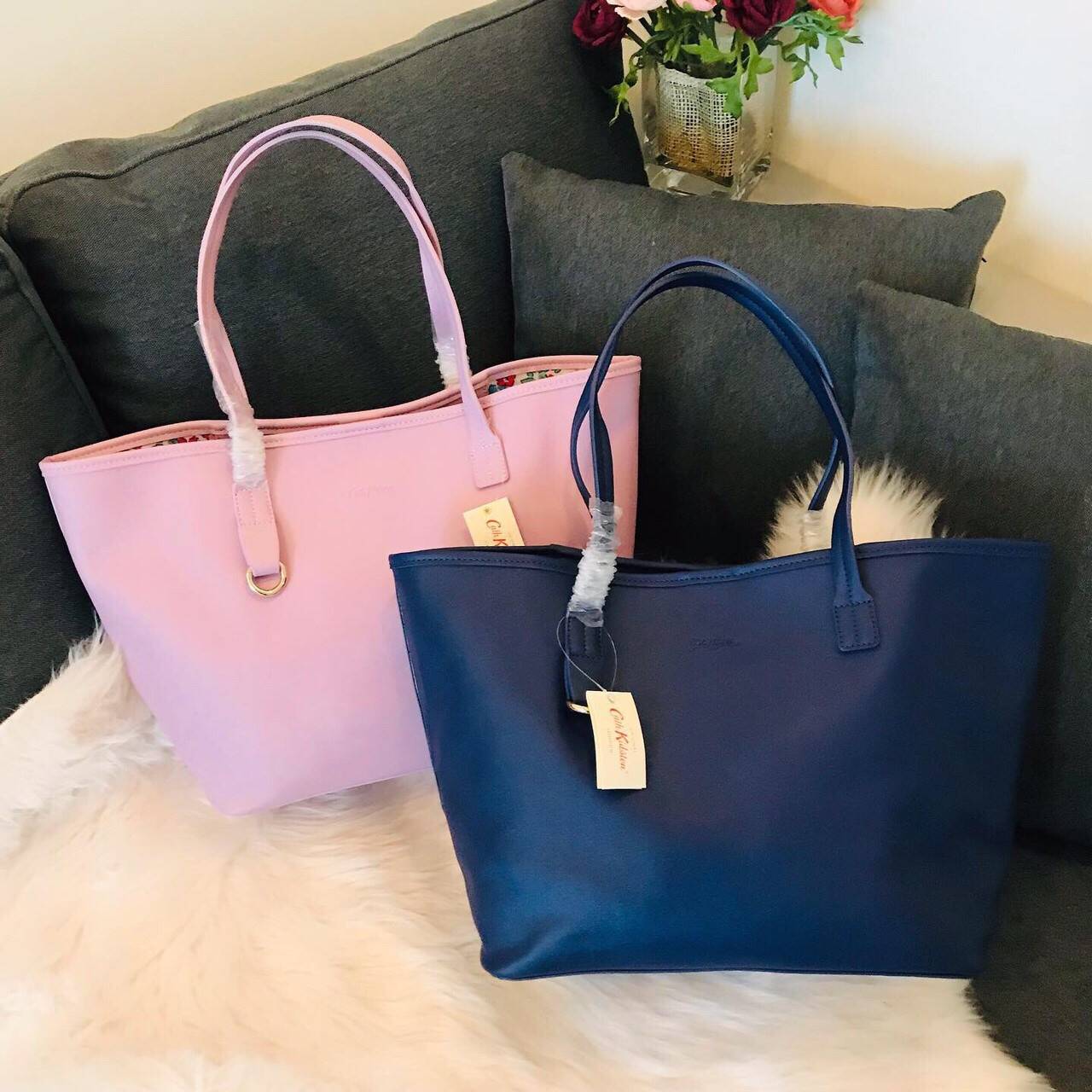 Cath kidston tote bag กระเป๋าสะพายรุ่นใหม่ วัสดุ PU คุณภาพดี นิ่ม น้ำหนักเบา เช็ดทำความสะอาดง่าย เปิดปิดกระเป๋าด้วยกระดุมแม่เหล็ก ด้านในโล่งกว้างมีช่องซิปสำหรับใส่ของ จุของได้เยอะ สายสะพายไหล่ยาวสุด22cm.ขนาดกำลังดีราคาสุดคุ้มห้ามพลาดค่ะ