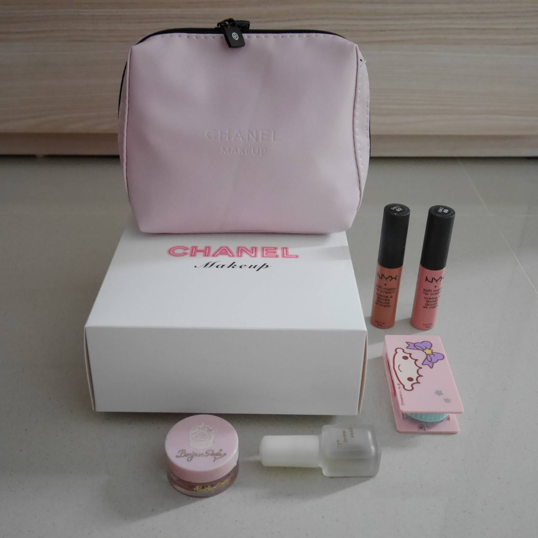 New Cute!! 🦄🦄 งานน่ารัก ชาแนลเค้าจัดให้อีกแล้วคะ กับ Chanel Mini Cosmetic bag กระเป๋าเครื่องสำอางค์ขนาดเล็ก ของแถมจากเครื่องสำอางค์ CHANEL MAKEUP ของแท้100% ตัวกระเป๋าเป็น หนัง pu สีชมพูอ่อนทั้งใบ ที่หัวซิปมีโลโก้ชาแนลสีชมพู ปั้มแบรนด์บนหน