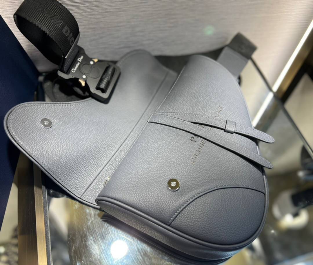 Dior Saddle Atelier bag / DIOR DARK GRAY GRAINED CALFSKIN WITH ATELIER SIGNATURE SADDLE BAG / Dior men saddle bag เกรดเทพออริจินอล หนังแท้ ภาพถ่ายจากสินค้าจริง ใช้งานต่างประเทศได้