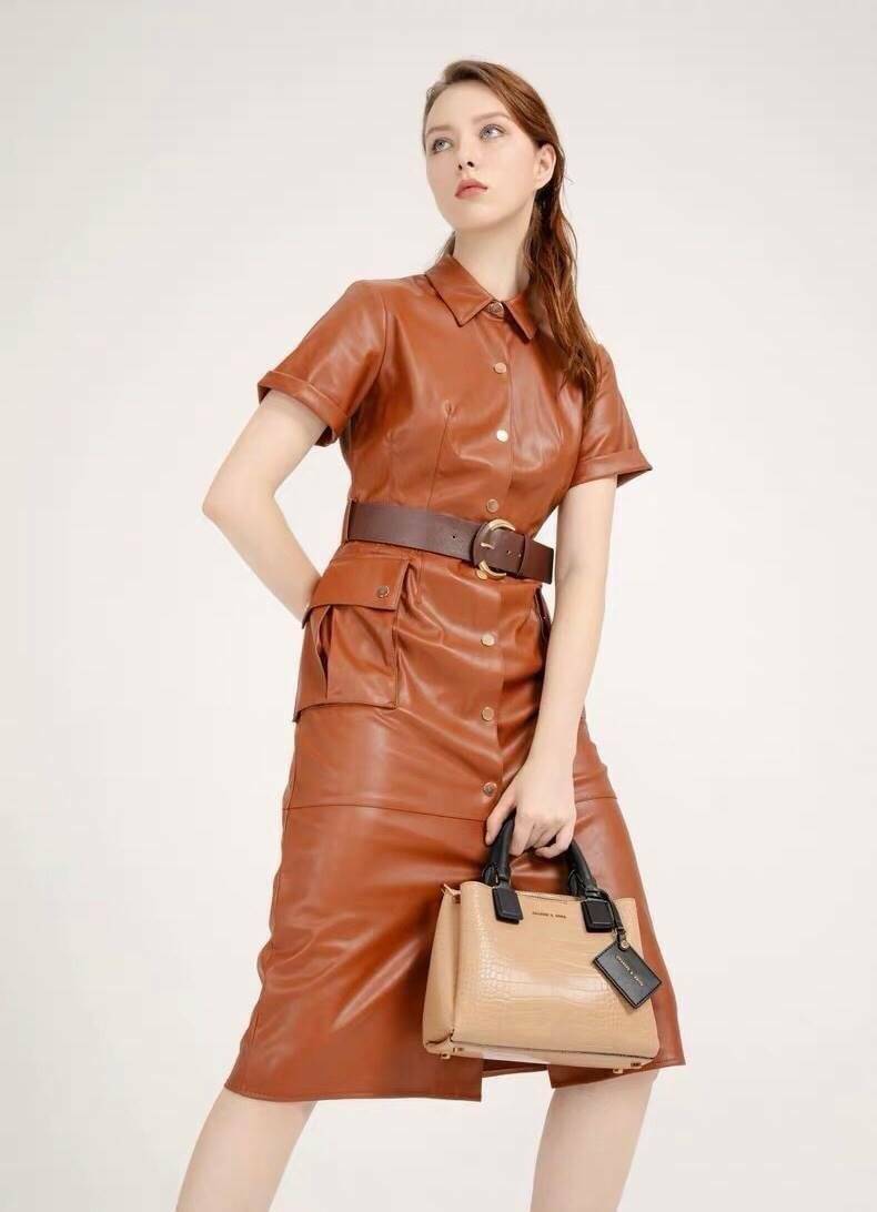 CHARLES & KEITH CROC-EFFECT STRUCTURE BAG กระเป๋าถือ/สะพายวางอยู่ทรง ตัวหนังกระเป๋าพิมพ์ลายจรเข้สวยมากๆ มีหมุดรองฐาน 4 มุม หูหิ้วพับลงได้ค่า เปิดปิดแบบกระดุมแม่เหล็ก แบ่งเป็น 3 ช่องใหญ่ เป็นช่องซิปตรงกลาง จุของได้ดี ใส่ ipad mini ได้นะค่า มีสายสะพายยาวแบบ