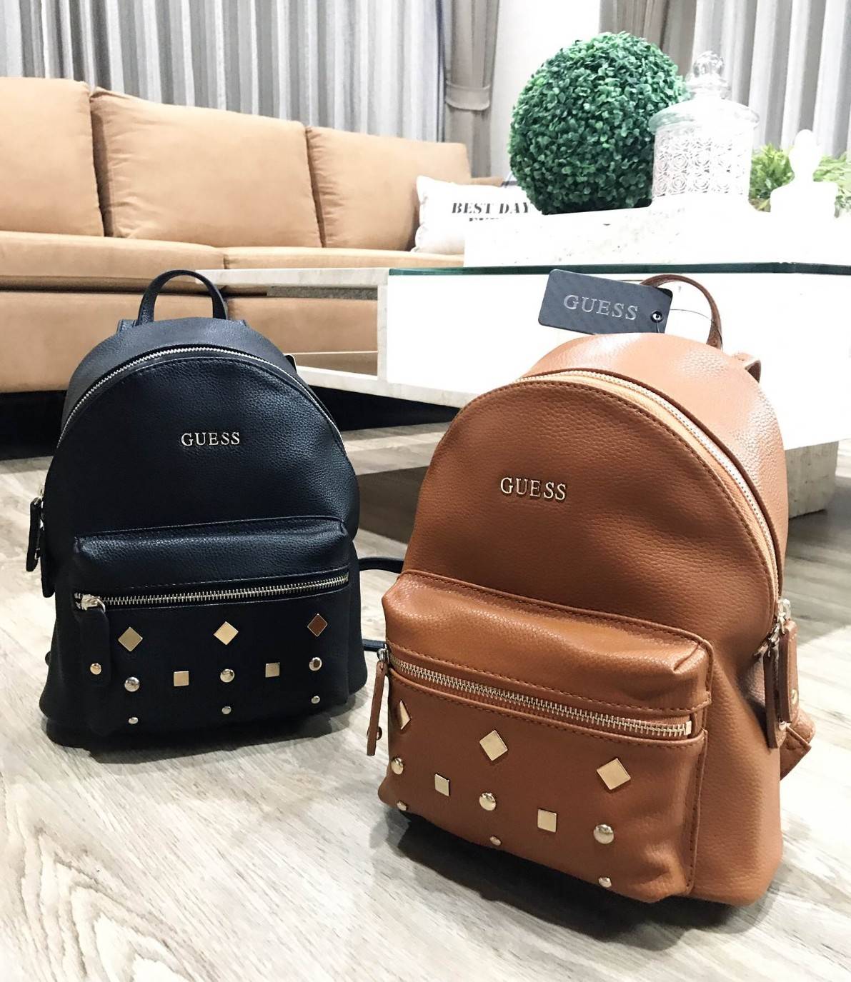 GUESS CANSON BACKPACK ของแท้❗️กระเป๋าเป้หนังเนื้อนิ่มสัมผัสคล้ายหนังแท้ ด้านหน้าแต่งหมุดกิ๊ปเก๋ เปิดปิดด้วยซิปสะดวกใช้ ด้านในบุผ้าแบรนด์ มีช่องใส่ซิปและช่องใส่ของจุกจิก ขนาดกำลังดีค่ะ น้ำหนักเบา สีสวย สายสะพายปรับได้ฟรีเลยค่าใบนี้ แนะนำมากๆค่า