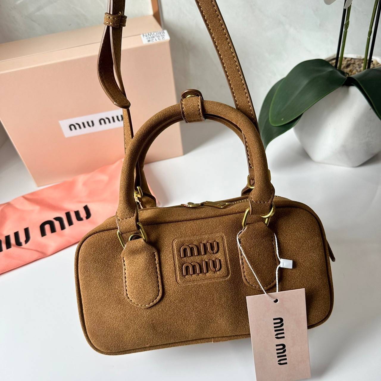 MIU MIU Arcadie padded suede top-handle bag กระเป๋าถือ/สะพาย คอลใหม่ล่าสุด รุ่นฮอทดีไซน์เหลี่ยม งานกำมะหยี่หนังกลับสวยละมุน น่ารักน่าใช้มากค่ะ