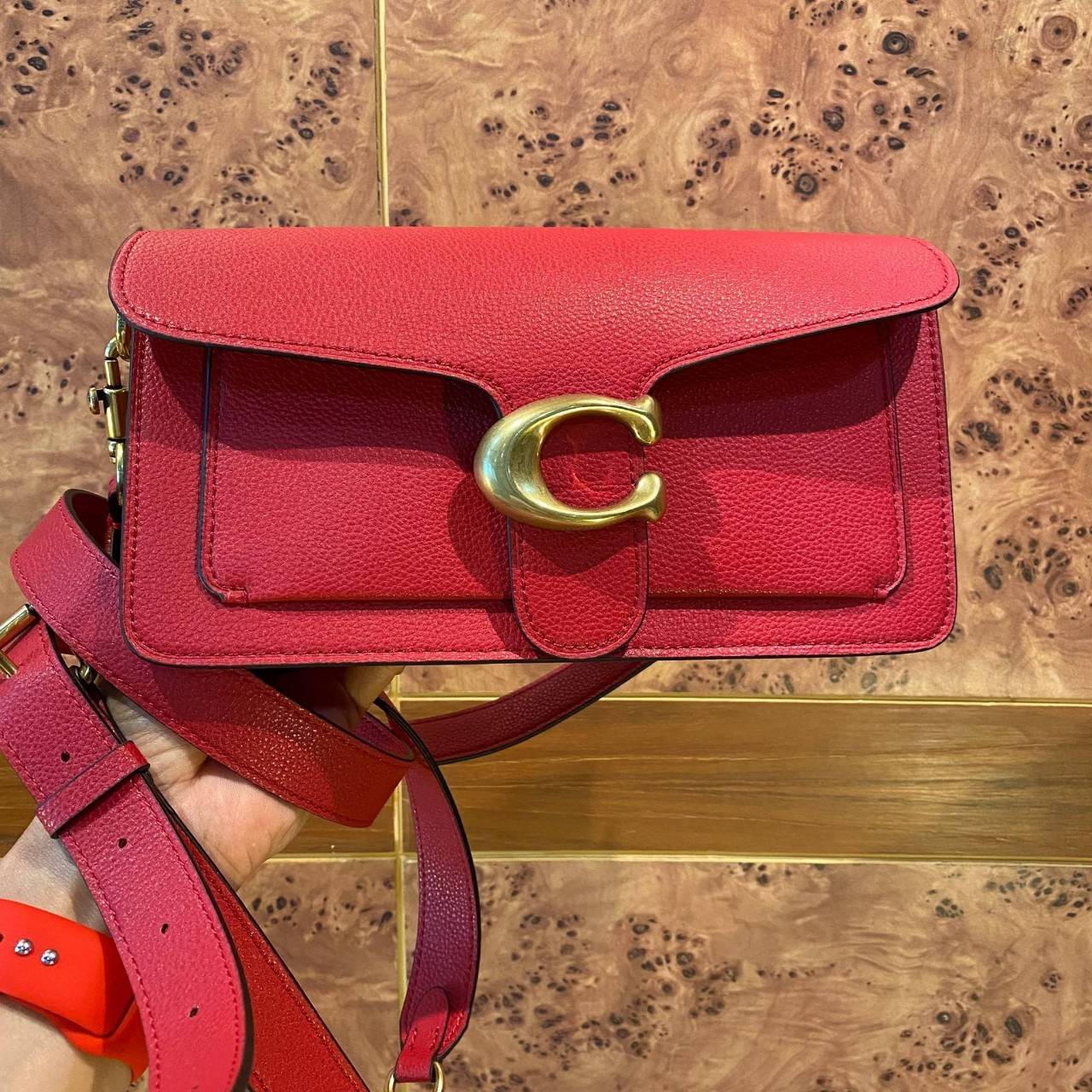 COACH TABBY SHOULDER BAG 26 ((73995)) พัฒนามากจากกระเป๋า Coach รุ่นดังยุค 1970 ทำจากผ้า Canvas เคลือบลายซิกเนเจอร์ หนังลายกรวดและหนังกลับ ด้วยวัสดุคลาสสิค มากับสายที่ถอดได้ถึง 2 สาย ไม่ว่าจะเป็นสายหิ้วหรือสายสะพาย หนังลายกรวดและหนังลูกวัวแบบเนื้อละเอียด แ