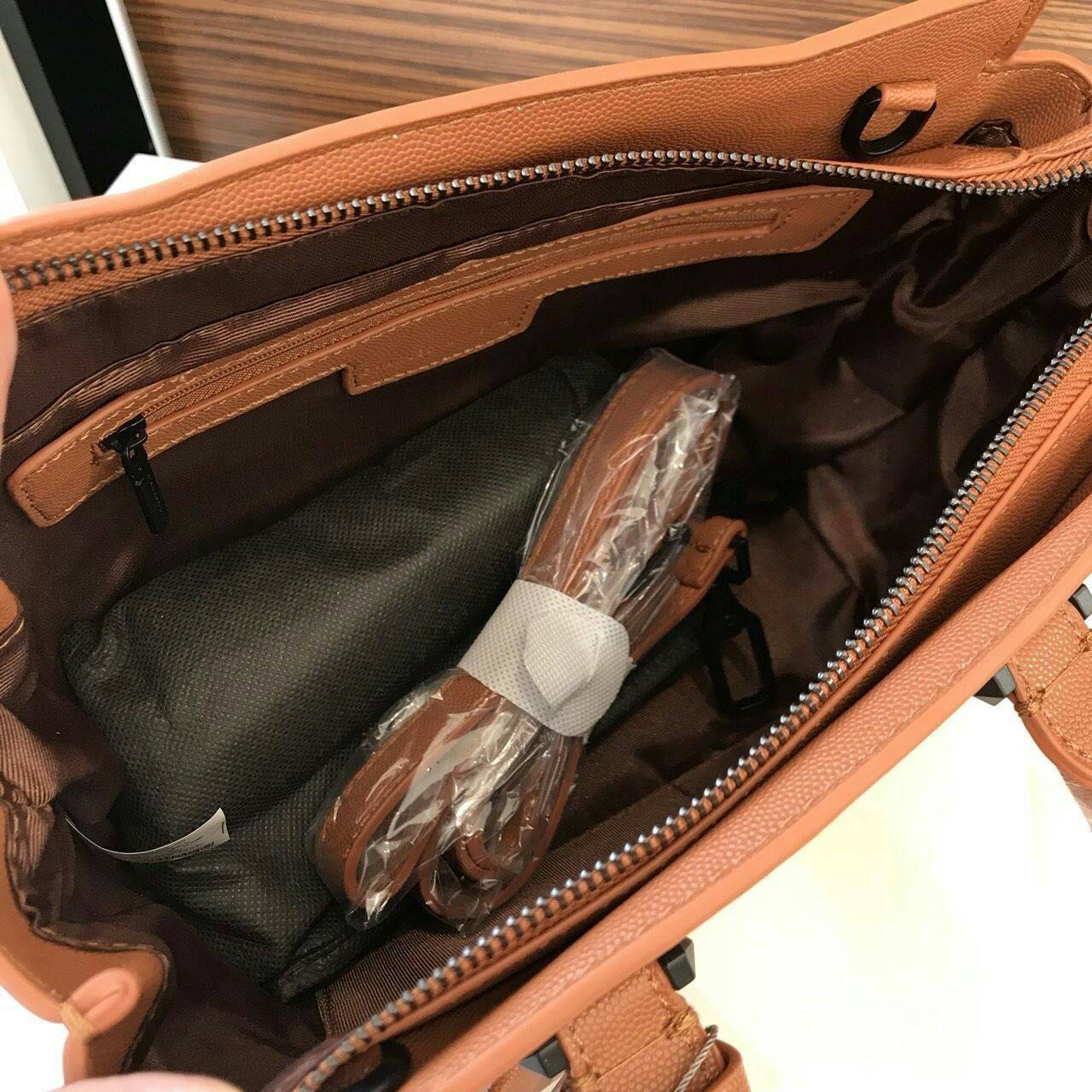 CHARLES & KEITH TRAPEZE BAG Best sellwr ! กระเป๋าถือหรือสะพายรุ่นยอดนิยมดีไซน์สวยหรูวัสดุหนัง คาเวียร์อยู่ทรง ด้านข้างเเต่งหนังช่องตัดดูมีดีเทล ด้านหน้าสกรีนโลโก้ ด้านหลังมีช่องซิป เปิดปิดด้วยซิปหัวซิป ปัํ๊มโลโก้ หูจับเเข็งแรง พับลงได้ พร้อมสายสะพายหนังปร