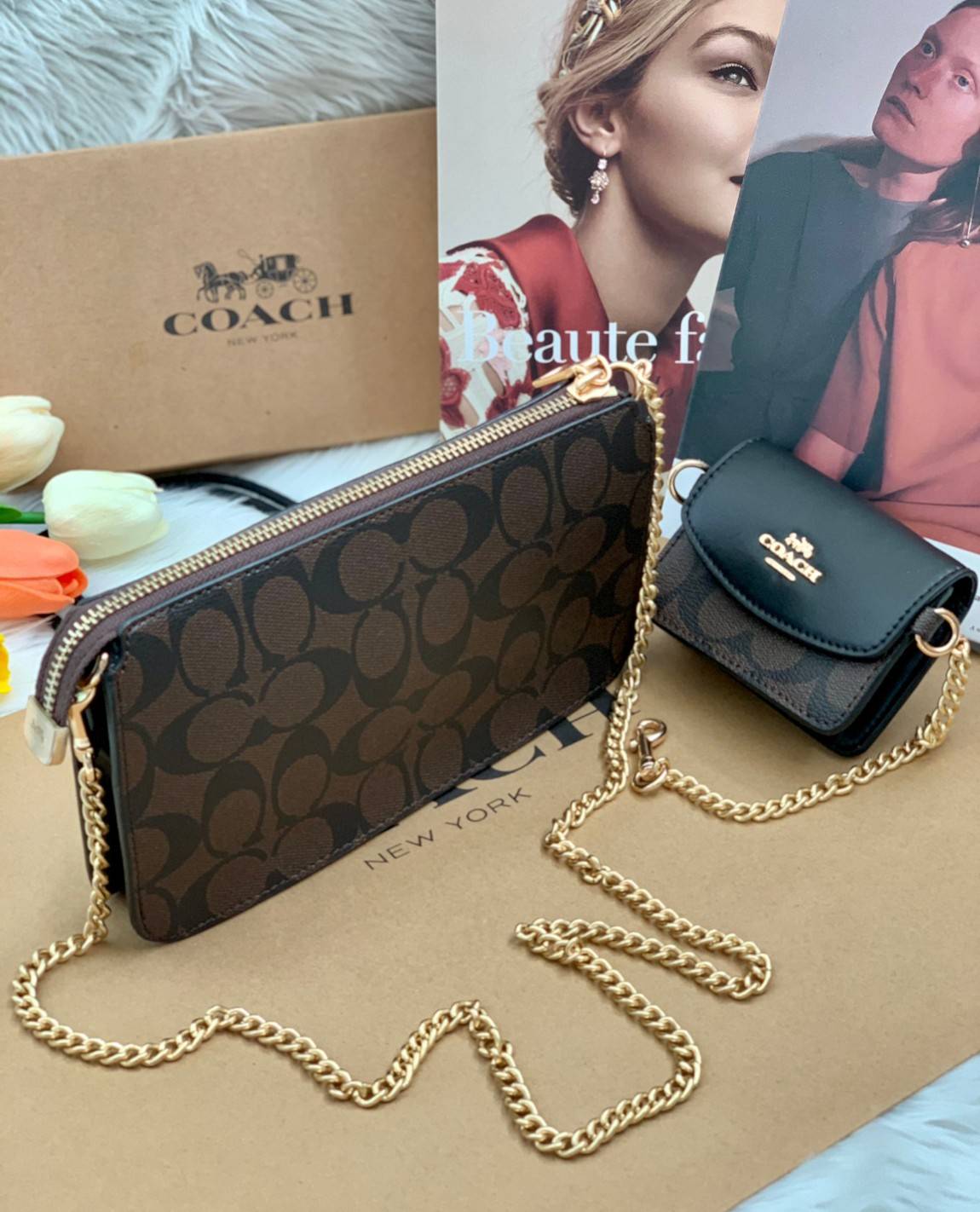 สวยแพคคู่ ทั้งแม่ทั้งลูกเลยจร้าา COACH POPPY CROSSBODY ((c0737//c2916//c3328//c3327//c2917)) พร้อมส่วที่ไทย ได้ไปไม่ผิดหวังแน่นอนค่าา!! กระเป๋าสะพายคลอสบอดี้ร์หรือถือแบบคลัทก็สวยงาม หนังสวยนิ่มมือดีค่ะ ด้านหน้ามีช่องกระดุมให้หนึ่งช่อง เปิดปิดกระเป๋าแบบซิป