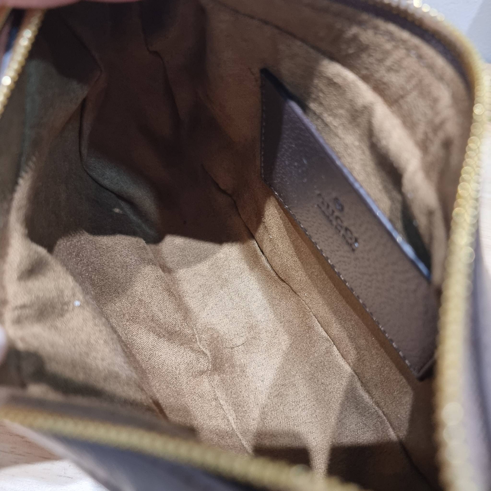 GUCCI Aphrodite small shoulder bag / GC crossbody pouch bag กระเป๋าสะพายทรงคลาสสิค ดีไซน์ย้อนยุคผสานความโมเดิร์นด้วยรูปทรงพอช ที่ใช้งานได้ทุกสไตล์ วัสดุหนังแคนวาส ทนทาน ภายในกระเป๋าเป็นช่องโล่ง สายสะพายมีลูกเล่นหลากหลาย มีให้ทั้งแบบโซ่คล้องไหล่ สายหนังที่