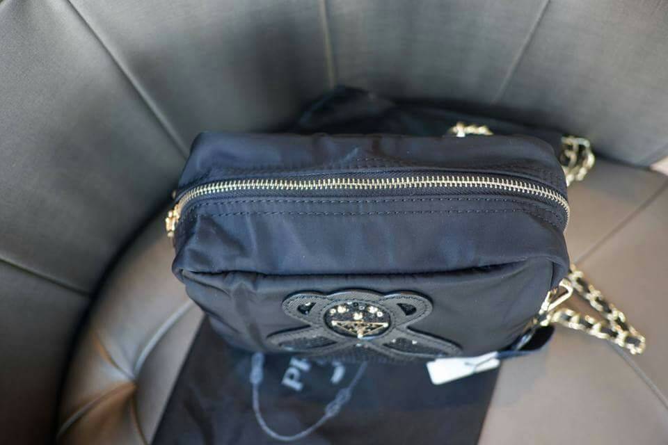Prada crossbody bag with chair กระเป๋าเอนกประสงค์ จากแบรนด์ PRADA กระเป๋าผ้าไนล่อน ตามแบบฉบับของแบรนด์ มีสายยาวให้ ถอดสายได้ค่ะ (สายปรับไม่ได้ค่ะ) จะสะพายเป็น Shoulder bag หรือ crossbody ก็ได้ค่ะ ขนาดกำลังน่ารัก น้ำหนักเขา ใส่ i8+ ได้ค่ะ อะไหล่ทองหรู คุ้ม