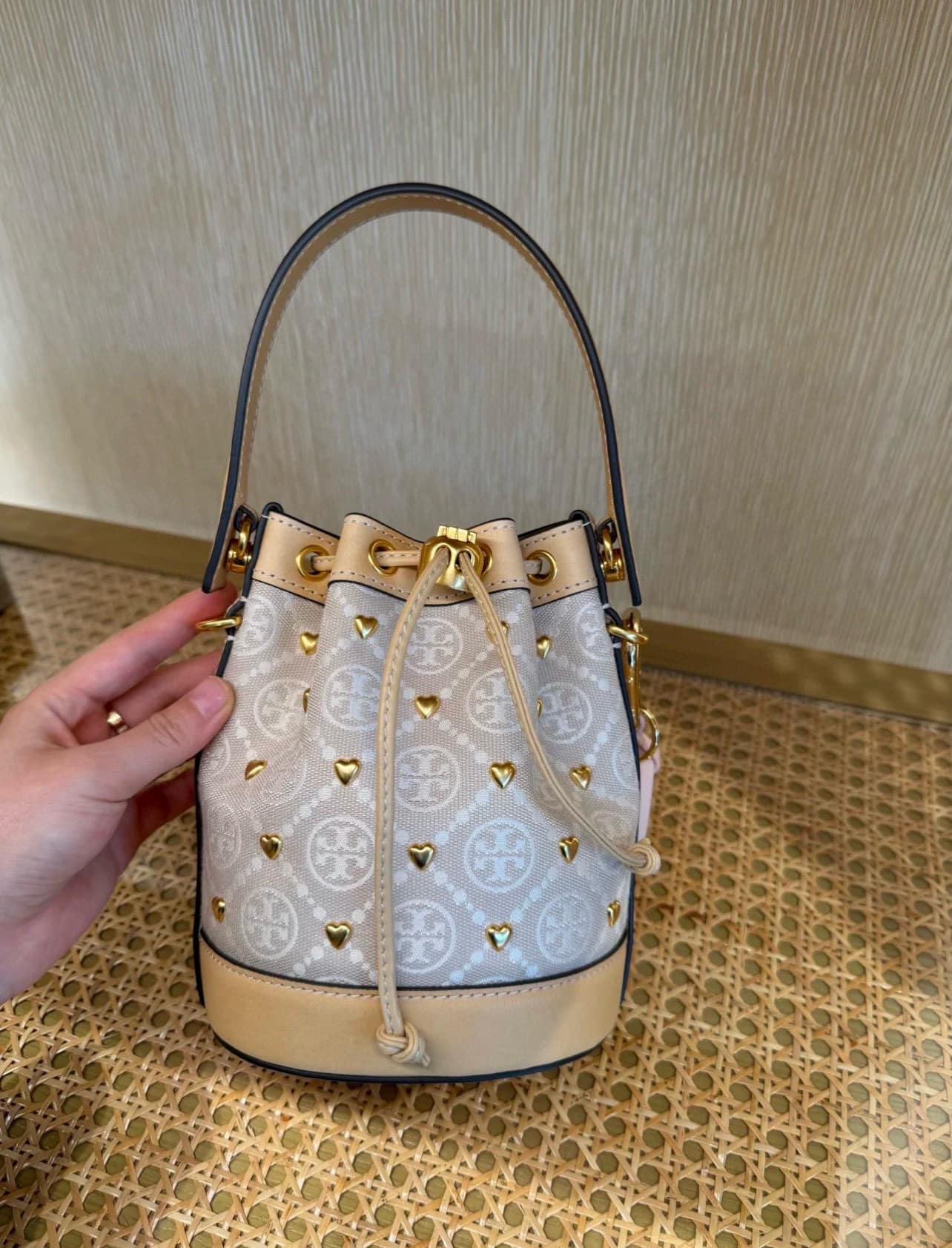 TORY BURCH T MONOGRAM EMBELLISHED MINI BUCKET BAG NEW IVORY MULTI กระเป๋าทรงบัคเก็ตแต่งหัวใจสีทองสวยหรู น่ารักรุ่นใหม่ล่าสุด เกรดท็อปออริ เทียบแท้ 1:1 เกรดดีสุด ใช้งานต่างประเทศได้