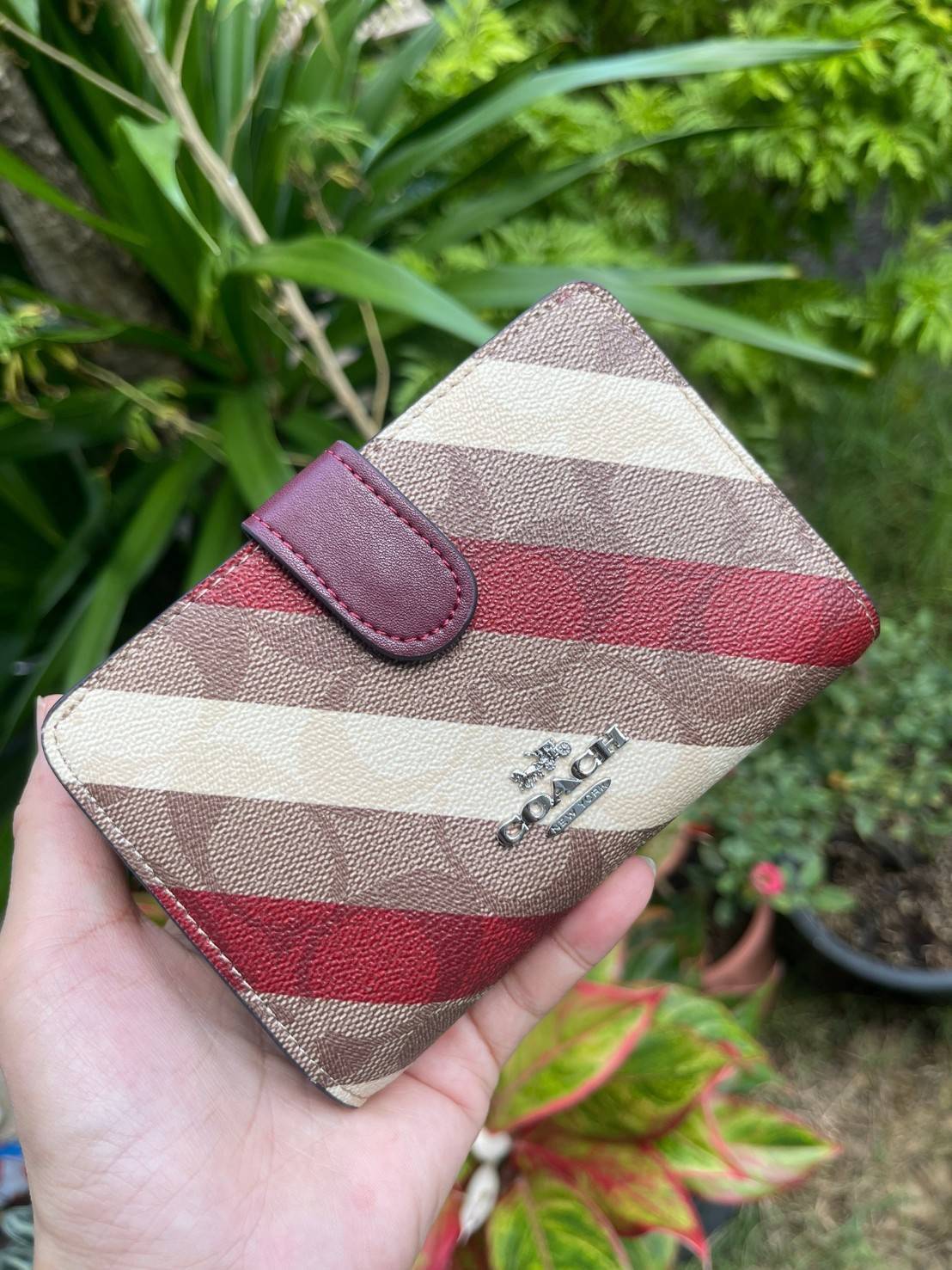 COACH MEDIUM CORNER ZIP WALLET IN SIGNATURE CANVAS กระเป๋าสตางค์ขนาดกลางที่ถือว่าเป็นไอเทม Must Have ของทุกเพศทุกวัยที่ต้องพกติดตัวไว้ตลอดเวลา เพราะนอกจากจะช่วยจัดเก็บเงิน บัตรประชาชน บัตรเครดิตและต่าง ๆ ให้เป็นระเบียบเรียบร้อยยังต้องคำนึงถึงประโยชน์ใช้สอ