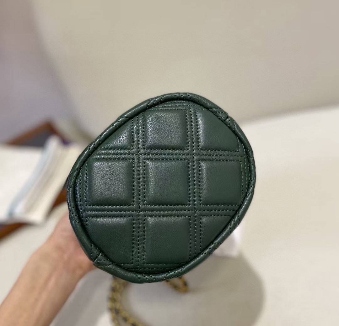 Tory Burch Fleming Soft Mini Bucket Bag กระเป๋าทรงขนมจีบขนาดมินิรุ่น Fleming ที่ตัดเย็บจากหนังแท้