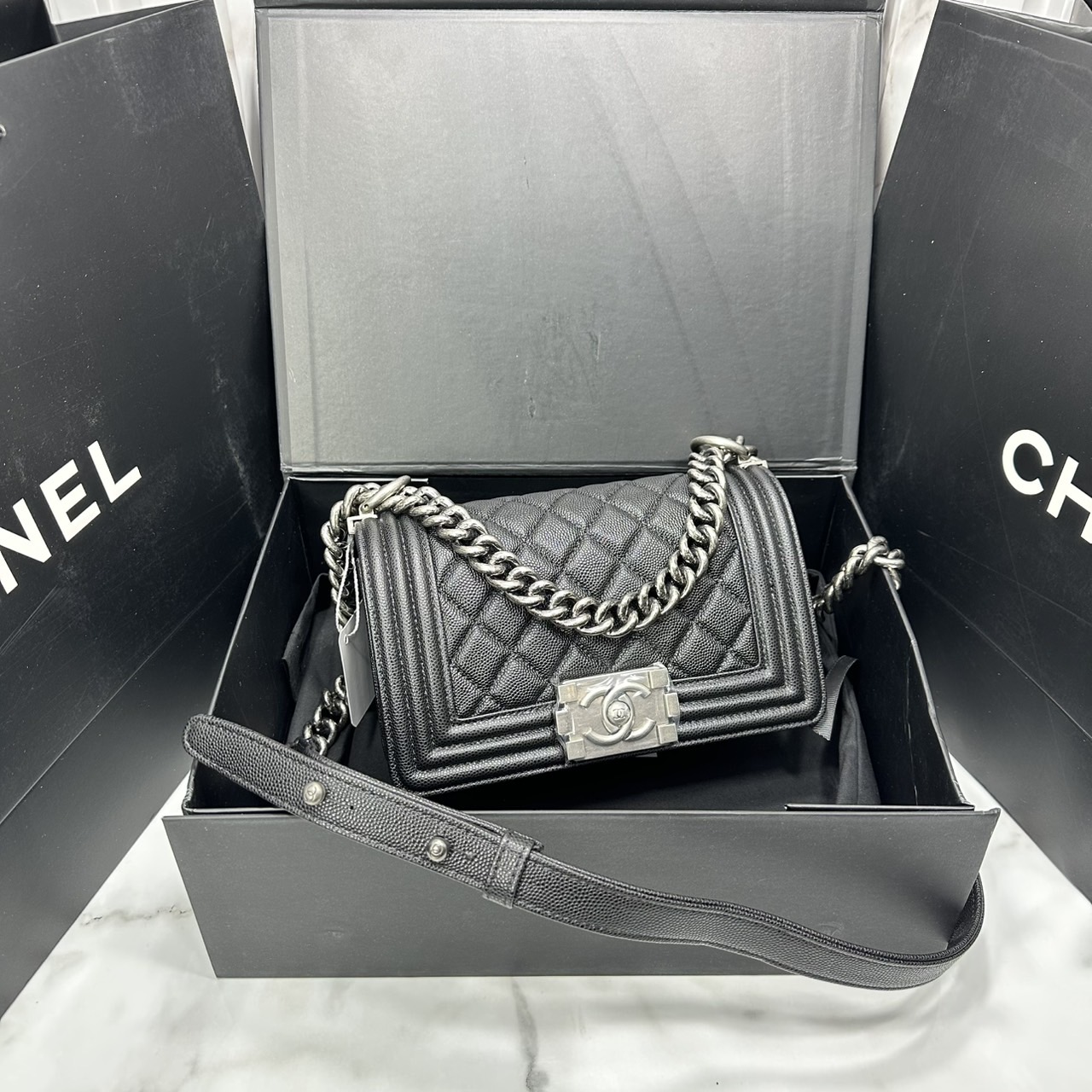 ORI หนังแท้ | CHANEL Boy 20cm shoulder bag กระเป๋าสะพายรุ่นยอดนิยม หรูหราระดับตำนาน สวยงามเหนือกาลเวลา