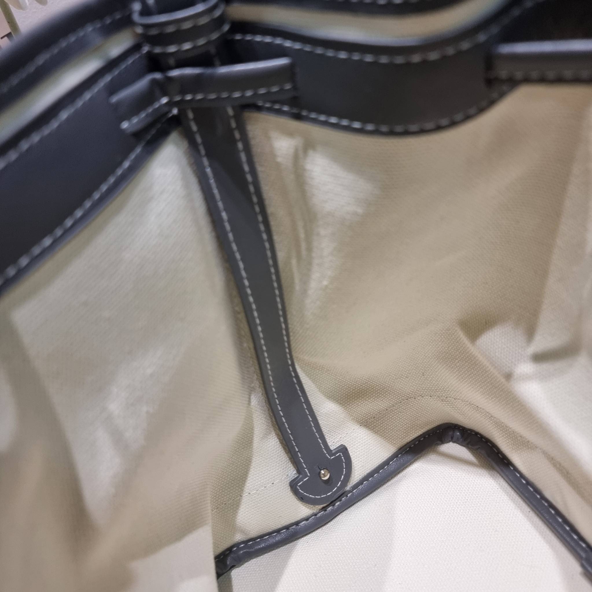 GOYARD PETITE FLOT BUCKET BAG กระเป๋าสะพายทรงบัคเก็ต ที่ดีไซน์สะดวกต่อชีวิตมาก รูปทรงคลาสสิค ดีไซน์เป็นเอกลักษณ์ สดใสทุกสี ดูผู้ดีในตัว วัสดุหนังแคนวาสพิมพ์ลายสวยคม ปากกระเป๋ารูดเปิด-ปิดได้ตามชอบ ภายในเป็นช่องโล่ง ใส่กระเป๋าสตางค์ มือถือ ได้ครบถ้วน มาพร้อ