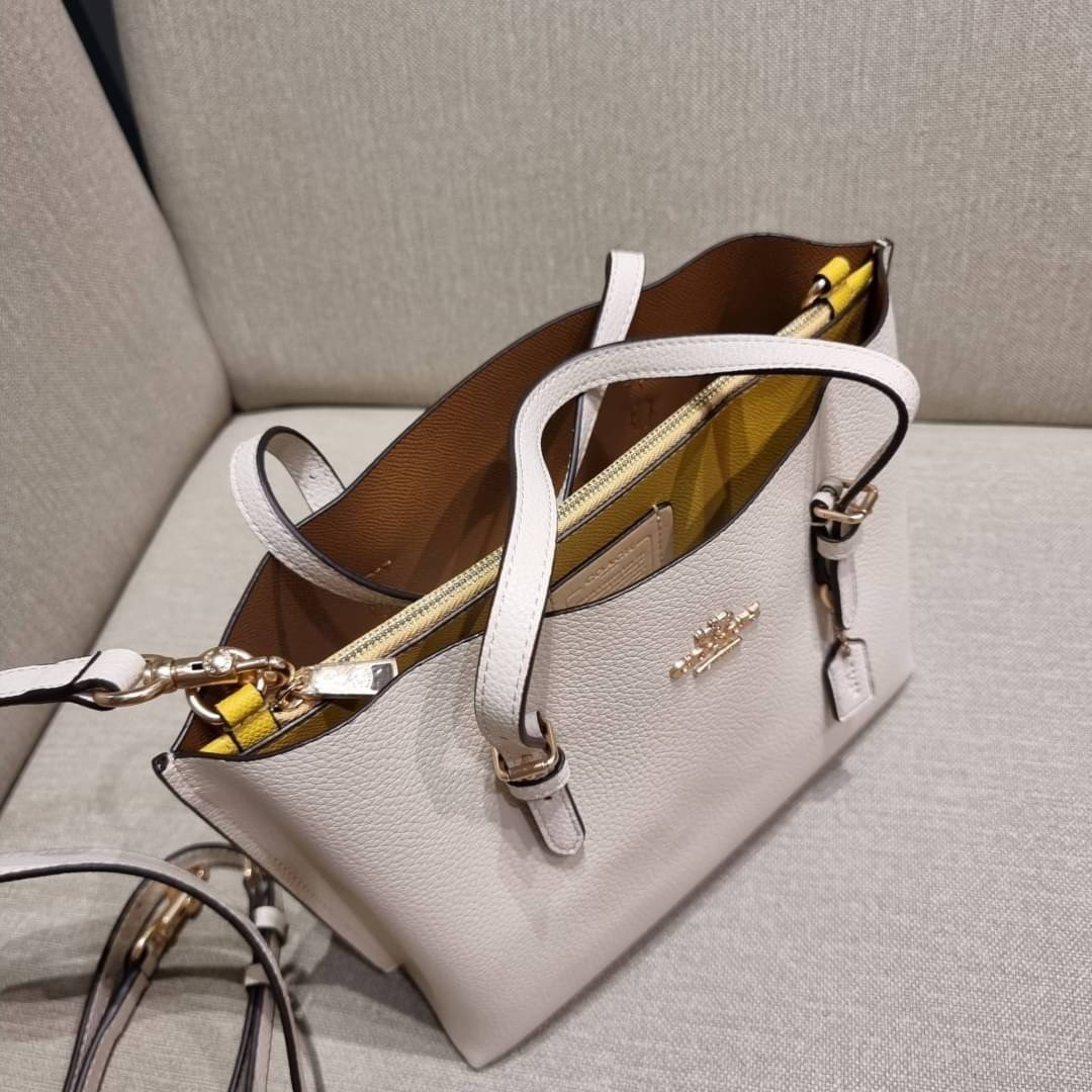 OUTTLET 】COACH MOLLIE TOTE 25 (C4250 C4084) น้องคนสวยอีกหนึ่ง!! กระเป๋าโท้ทไซส์เล็กที่สาวๆหลงรัก ดีไซน์คลาสสิคเหมือนเดิม เพิ่มเติมคือสะดวกขึ้นเยอะ!! ย่อส่วนมาจากใบใหญ่เป๊ะๆ น่ารักน่าใช้มากๆ วัสดุหนัง crossgrain ทนทาน ใช้งานง่าย เรียบหรูดูดีม้าก!! ภายในโล่