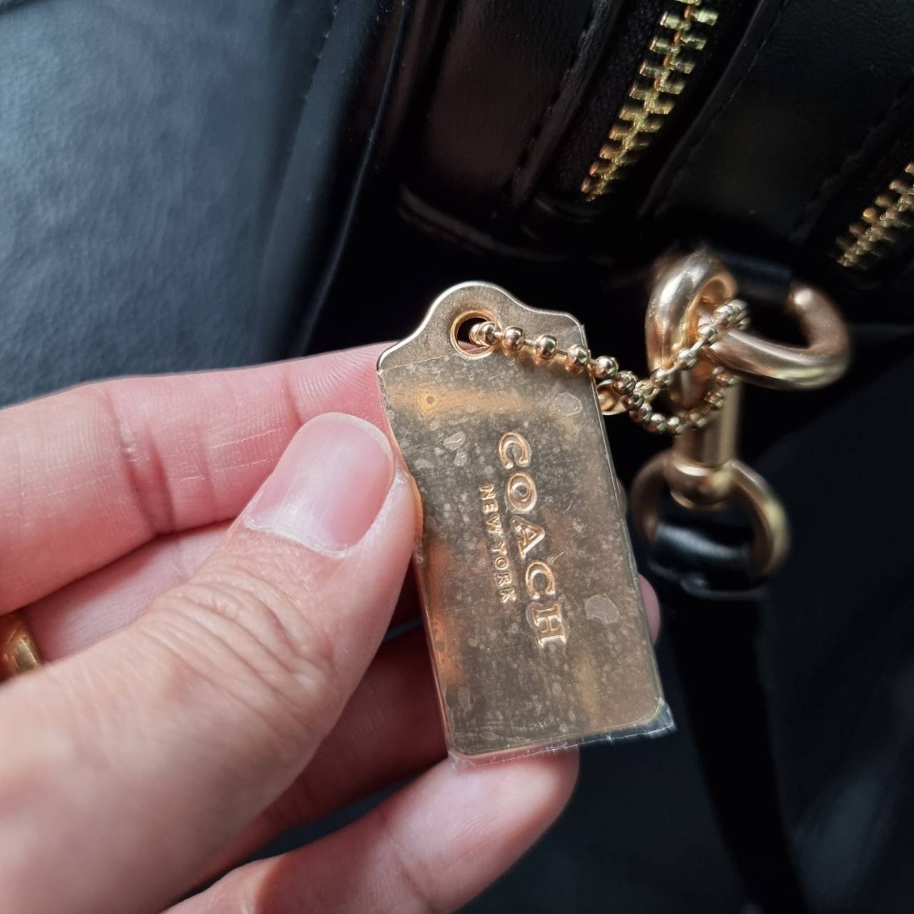 COACH C1569 JES CROSSBODY WITH LINEAR QUILTING ใหม่ล่าสุด!! กระเป๋าสะพายข้าง รุ่น 2 ซิป ใบใหญ่จุใจ ดีไซน์ใหม่ เพิ่มลูกเล่นให้ดูหรูหรายิ่งขึ้น วัสดุหนังสังเคราะห์บุเป็นลายเส้นสวยงาม เปิด-ปิดด้วยซิป 2 ช่องหลัก ใช้งานง่าย ทรงสวยมากๆรุ่นนี้ มาพร้อมสายสะพาย cr