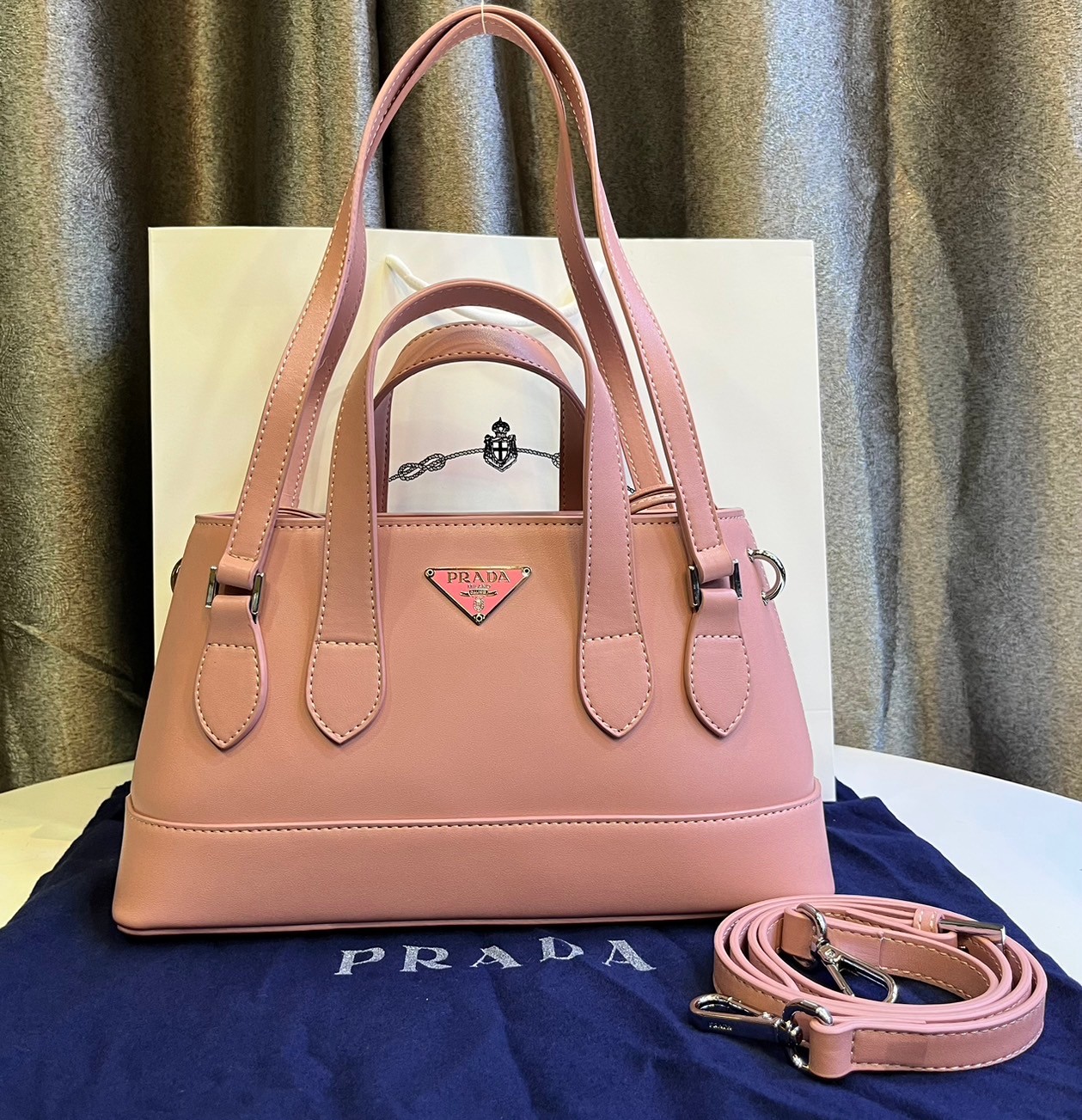 Prada Double 2 way leather handbag / PRADA LEATHER HANDBAG พร้อมส่งที่ไทย กระเป๋าถือหูจับในตัว 2 เส้น พร้อมสายสะพายยาว รูปทรงคลาสสิคใช้งานง่าย มีกิมมิกที่ภายในมีหูรูดน่ารักสุดๆ