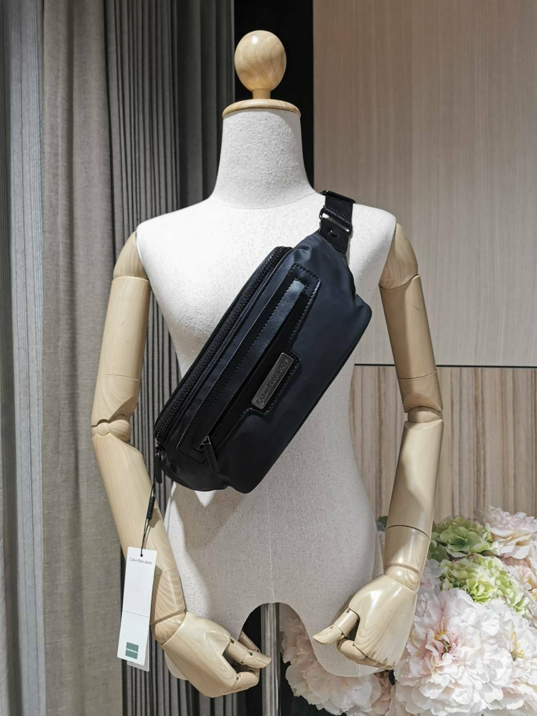 CALVIN KLEIN" JEANS NYLON WAIST BAG กระเป๋าสะพายคาดเอวหรือคาดอกอกรุ่นใหม่ล่าสุดดีไซน์สุดฮิต Limited Edition จาก Calvin Klein Factory วัสดุ Nylon+Polyester 100% คุณภาพดีดูเเลรักษาง่าย กันน้ำ เปิดปิดด้วยซิปสะดวกใช้ หัวซิปแบรนด์ด้านหน้ามีโลโก้และช่องซิป