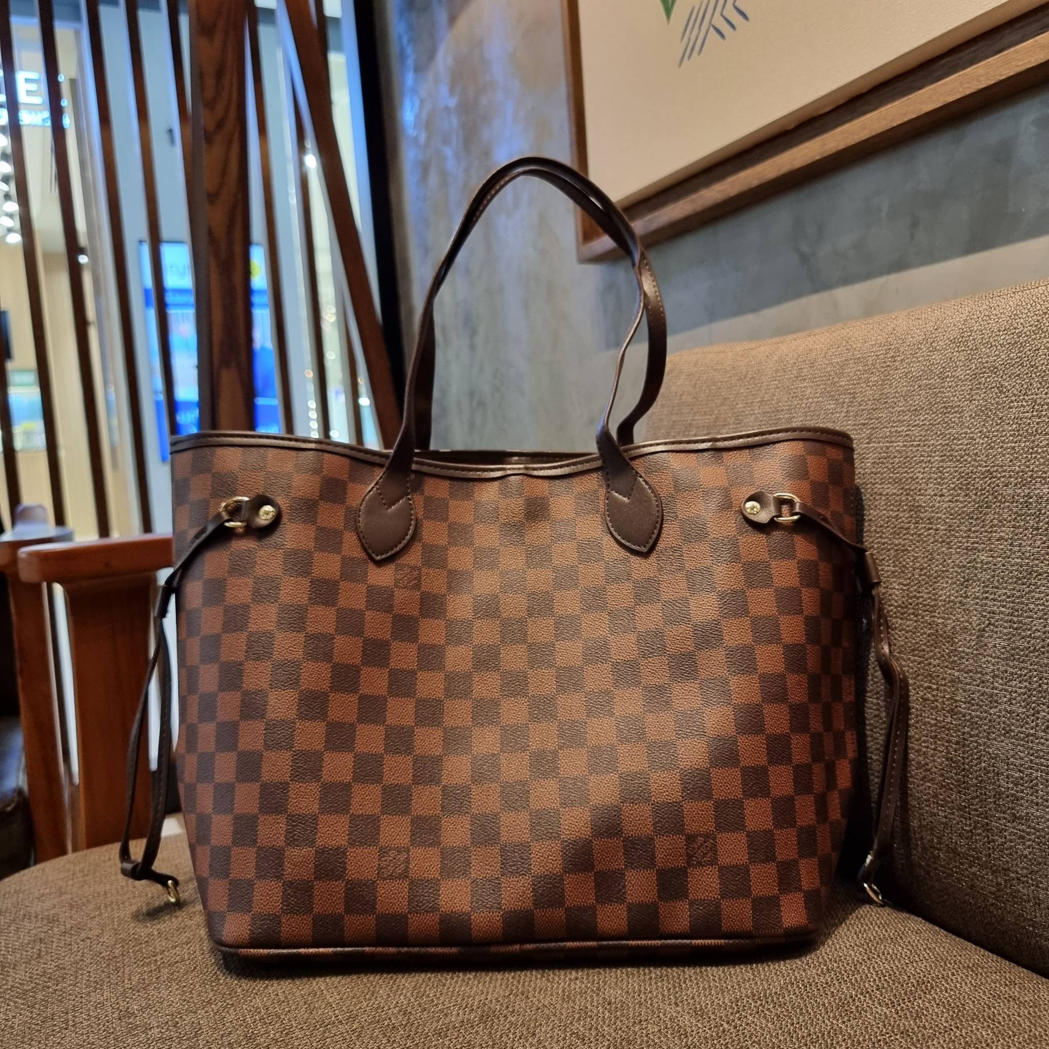 LV 2IN1 TOTE SET กระเป๋าสะพายไหล่ใบใหญ่ทรง tote มาพร้อมใบลูก คลาสสิคที่สุด เป็รอีกรุ่นที่มีคนใช้กันทั่วบ้านทั่วเมือง ฮิตแบบไม่ต้องพูดเยอะ วัสดุหนังแคนวาสปั๊มลายเต็มใบ ปากกระเป๋ามีหูเกี่ยว ด้านข้างมีหนังรูดเก็บทรงได้ ภายในโล่งกว้างมากๆ มีช่องซิปแยกให้ ใบเล