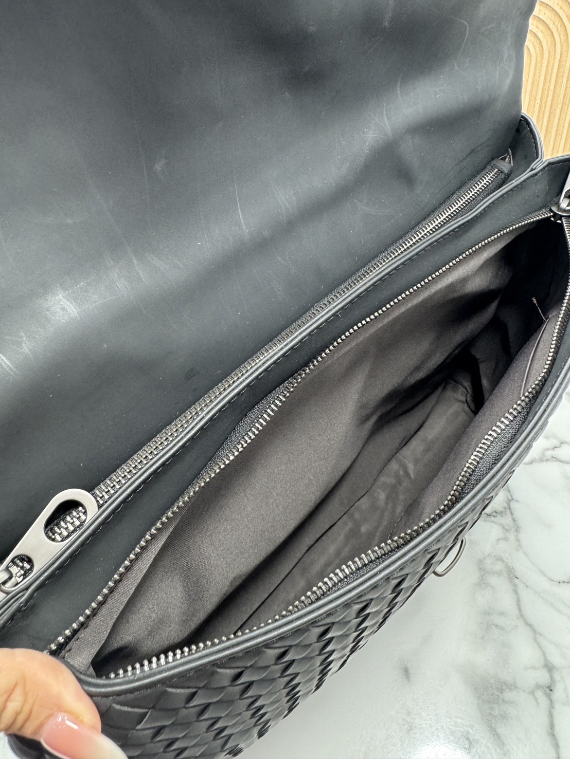 ORI หนังแท้ | Bottega Intrecciato Briefcase business Handbag / Bottega Messenger Bag กระเป๋าใส่เอกสาร กระเป๋าทรงแมสเซ็นเจอร์ สวยเรียบหรูคลาสสิกเป็นเอกลักษณ์ โดดเด่นด้วยงานสานตาราง ดีไซน์เรียบง่าย แต่ดูแพง ไอเท็มสุดปัง!!