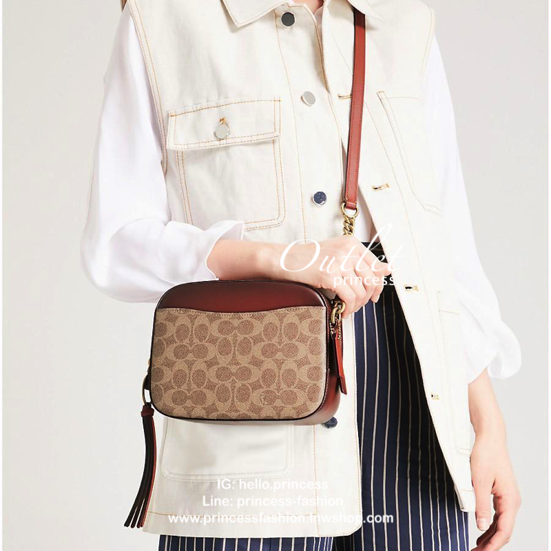 COACH CROSSBODY BOX BAG กระเป๋าสะพายข้าง crossbody วัสดุหนัง pvc. หนังนิ่ม คุณภาพดี ลาย signature brand ตัดขอบหนัง ด้านหน้า/ หลังมีช่องเเล็ก เปิดปิดกระเป๋าแบบซิป ภายในกว้าง ใส่ wallet ขนาดกลาง มือถือได้ทุกรุ่น และของใช้จุกจิกได้ พร้อมสายสะพายแบบโซ่ต่อหนัง