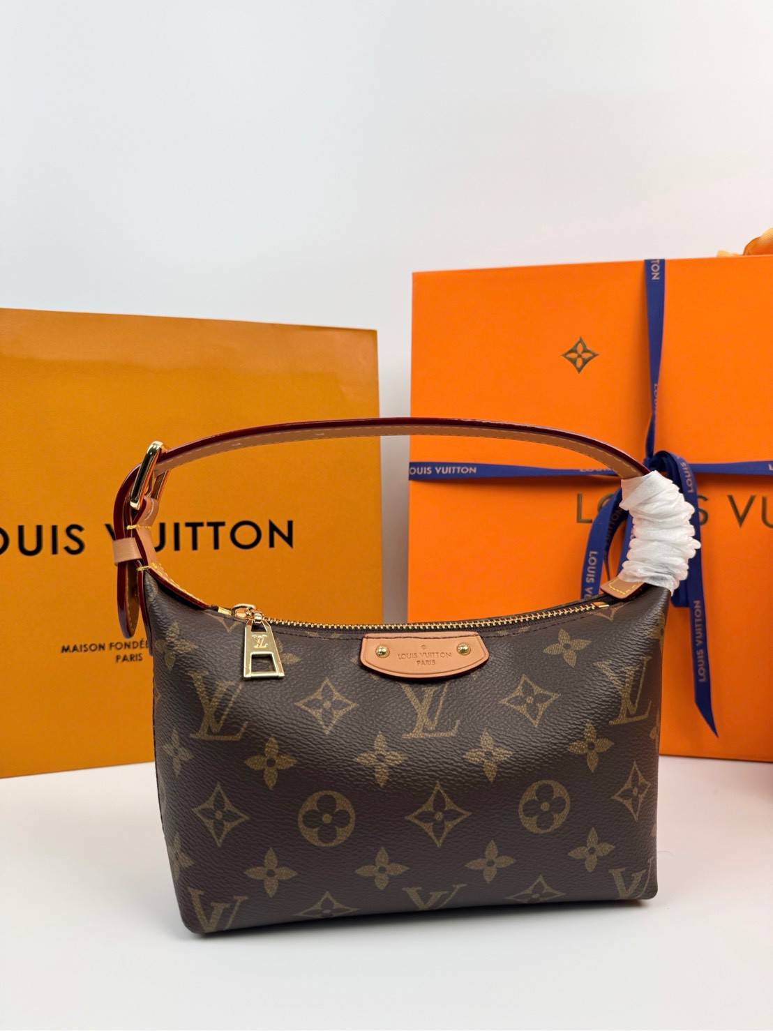 ORI หนังแท้ | LV hills pochette monogram bag กระเป๋าทรงพอช รูปทรงใหม่ใช้งานง่าย กะทัดรัด ไอเท็มจากคอลเลคชั่นประจำฤดูกาล Fall-Winter ยกระดับความงามด้วยขอบหนังและฮาร์ดแวร์สีทอง