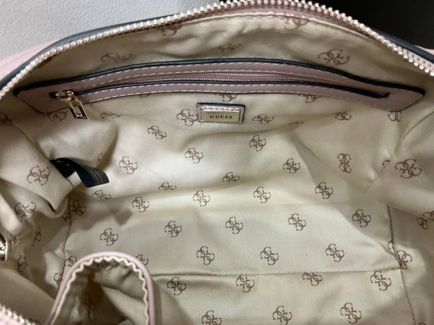 Guess Handbag with Small Shoulder Strap Tyren SG796605 New collection!! Guess ทรงหมอน ขนาดเล็ก ลายซิกเนเจอร์แบรนด์ ทรงหมอนยอดฮิต มีให้เลือก 5 สี สีสวยคลาสสิก เข้ากับง่ายกับทุกชุด ปิด/เปิด ด้วยซิป ภายในโล่งกว้าง แยกเป็นสัดส่วนใช้งาน ซับในตราแบรนด์ ใส่กระเป