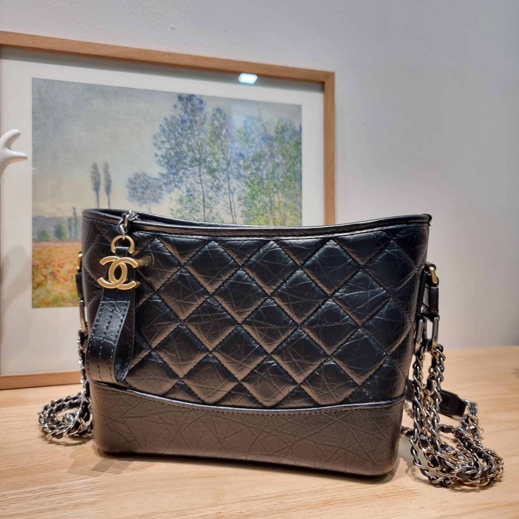 CHANEL Gabrielle Bag Medium สวยคลาสสิค No.1 ต้องยกให้ไอเท็มนี้เท่านั้น กับกระเป๋าสะพายซิกเนเจอร์ ดีไซน์ไม่เหมือนใคร เป็นเอกลักษณ์