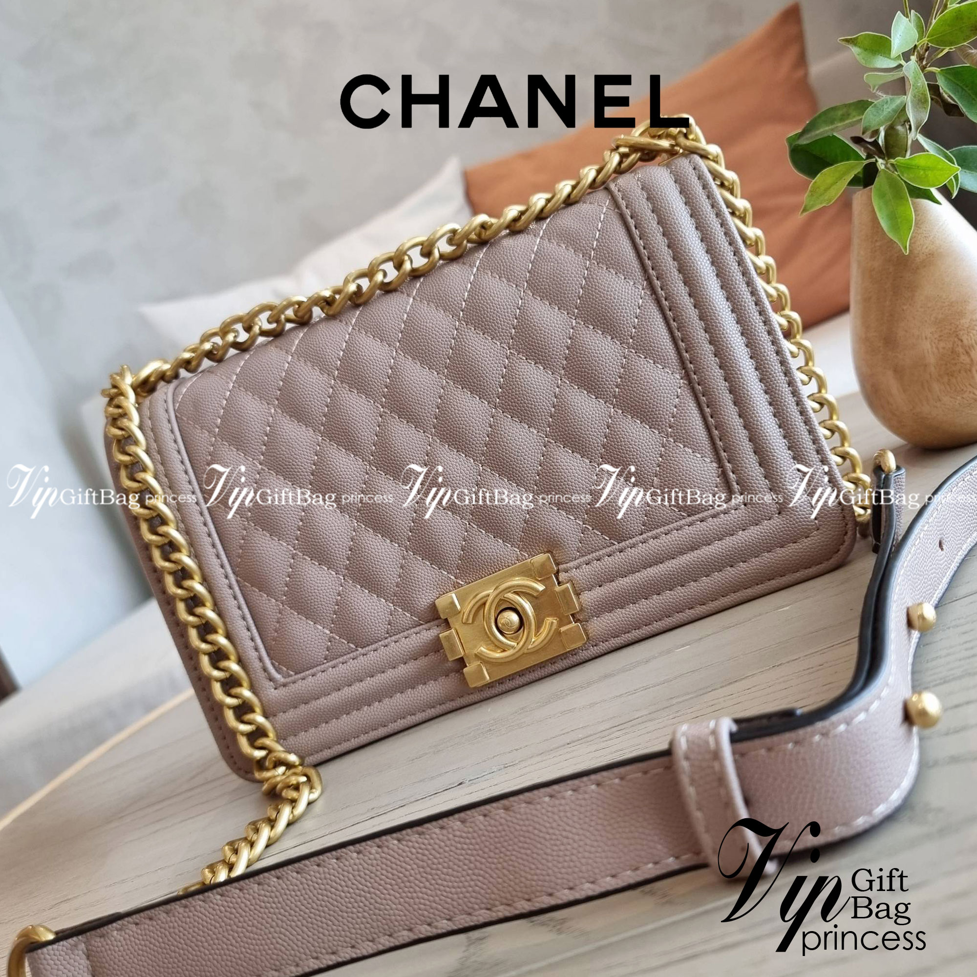 Chanel Boy 10" พร้อมส่งที่ไทย รุ่นสุดฮอต อะไหล่สีทองสุดหรู วัสดุหนังลายคาร์เวีย ทรงคลาสสิคที่สาวๆห้ามพลาด!! ในราคาสุดคุ้ม เปิด-ปิดกระเป๋าด้วยตัวล็อค ภายในโล่งกว้าง ไซส์ใหญ่ใส่ของได้เยอะ มีช่องแยกในกระเป๋า มาพร้อมสายสะพายโซ่สลับหนังรองบ่า (ถอดได้-ปรับ