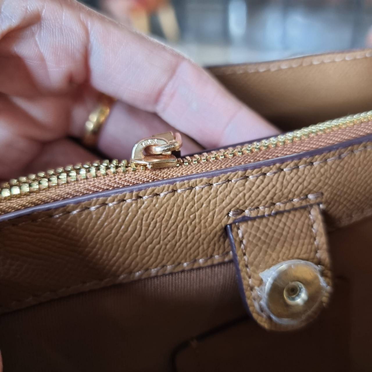 OUTLET 】COACH C3411 SMALL TOWN BUCKET BAG IN SIGNATURE CANVAS WITH DAISY PRINT สวยสดใสมาให้ถึงบ้านจ้า!! กระเป๋าทรงบัคเก็ตยอดฮิต รอบนี้น่ารักมุ้งมิ้งไม่เลิก ดีไซน์ลายดอกเดซี่คละรอบใบ วัสดุหนังแคนวาสเคลือบลาย ปากกระเป๋าเปิด-ปิดด้วยกระดุมแม่เหล็ก 2ฝั่ง มีหูจ