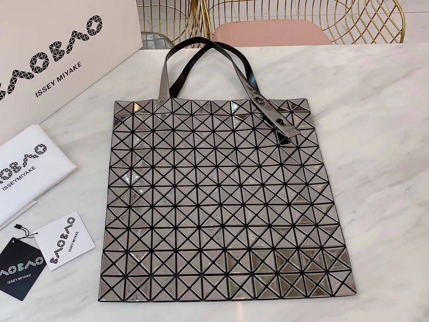 BAOBAO ISSEY MIYAKE 10x10 BLOCK TOTE BAG 39cm กระเป๋าถือทรง shopping โท้ทใบใหญ่ลายตาราง เกรดออริจินอล ภาพสินค้าถ่ายจากงานขายจริง ใช้งานต่างประเทศได้