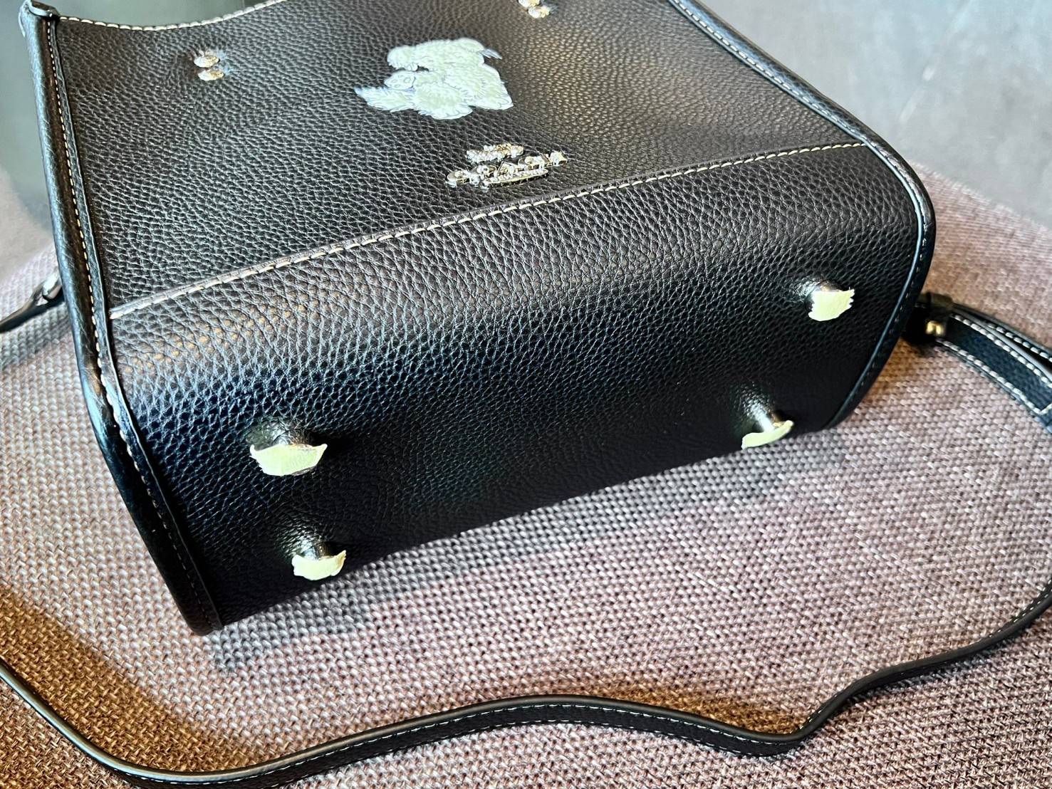 COACH DEMPSEY TOTE WITH HAPPY DOG ((CD448)) 🐶 รุ่นใหม่ล่าสุด น้องหมาน่ารักมากๆค่ะ! ยังไม่เข้าไทย กับกระเป๋าDempsey tote รุ่นใหม่ล่าสุด ที่ออกแบบด้านหน้ารูปสุนัขซุกซนเข้ามา ตรงใจใครหลายคนๆเลยทีเดียว หนังแท้อย่างดี หนังมีความนุ่มและนิ่มมากๆ หลงรักแน