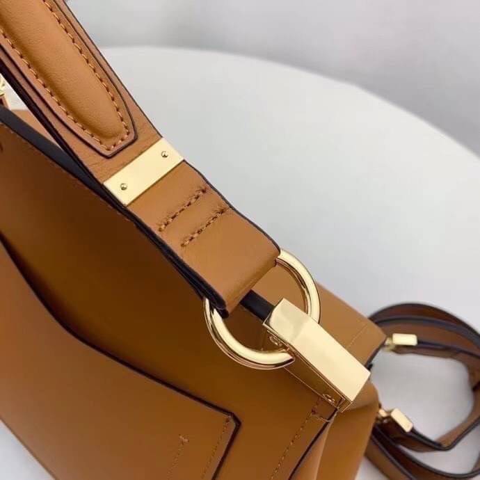 หนังแท้ Givenchy Mini Mystic Calfskin Leather Satchel / Givenchy Top Handle Bag กระเป๋ารุ่นใบใหม่จากแบรนด์หรู การออกแบบเชิงมุมโดดเด่นด้วยแผ่นปิดสามเหลี่ยมที่มีรายละเอียดพร้อมการปิดด้วยแม่เหล็ก double-G พกติดตัวไว้ที่หูหิ้วด้านบนหรือสวมสายสะพายทรงเรียวเพื่