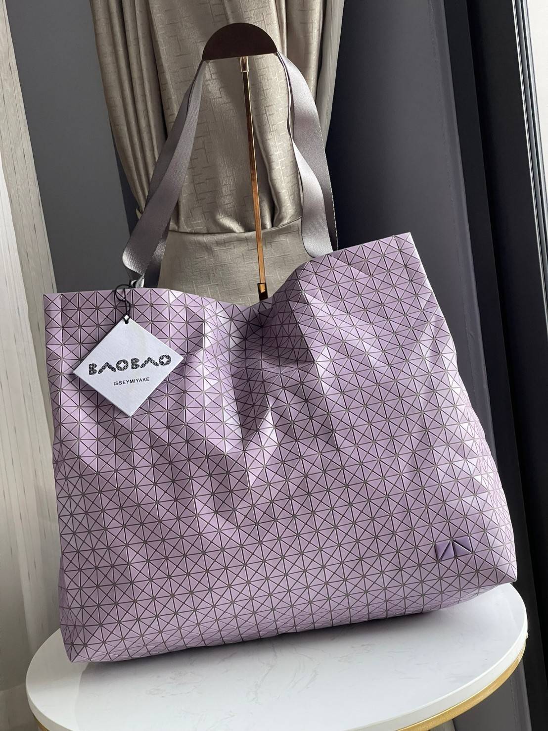 ORI 🥂 Baobao Issey Miyake Cart geometric tote bag / Miyake Cart Tote Bag รูปทรงที่สร้างขึ้นโดยบังเอิญ' เสื้อผ้าที่มีโครงสร้างและได้รับการออกแบบทางวิศวกรรมอันเป็นเอกลักษณ์ของแบรนด์ ส่งต่อไปยังเครื่องประดับที่น่าประทับใจและไร้กาลเวลาเหล่านี้ กร