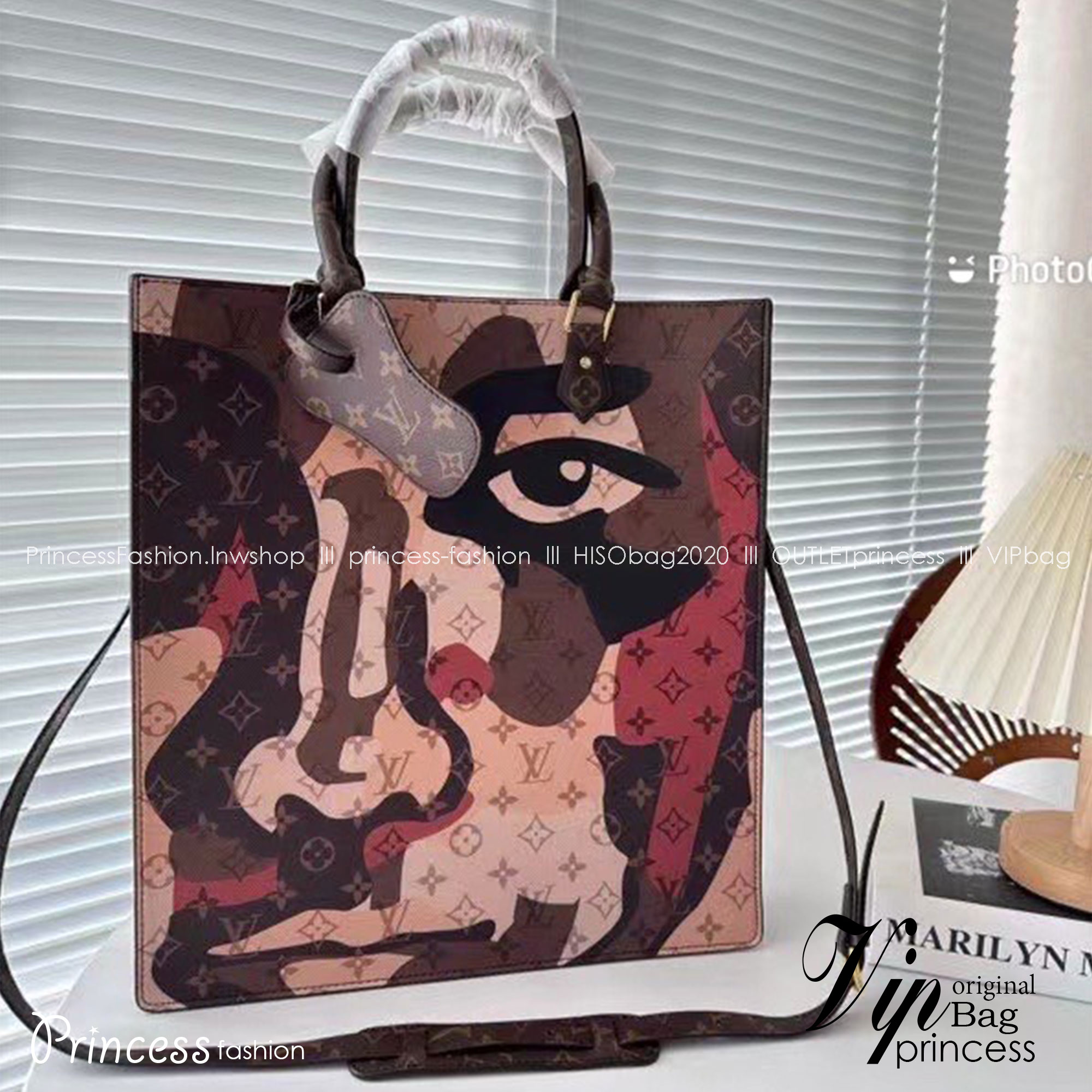 LV Sac Plat NV / LV Tote Bag พร้อมส่ง กระเป๋าสะพายมินิโท้ท ลิมิเต็ดลายใหม่ ฉีกทุกกฏเพราะใช้ได้แบบยูนิเซ็กส์ ใช้งานได้ง่ายด้วยหูจับ พร้อมสายสะพายยาวถอดออกได้
