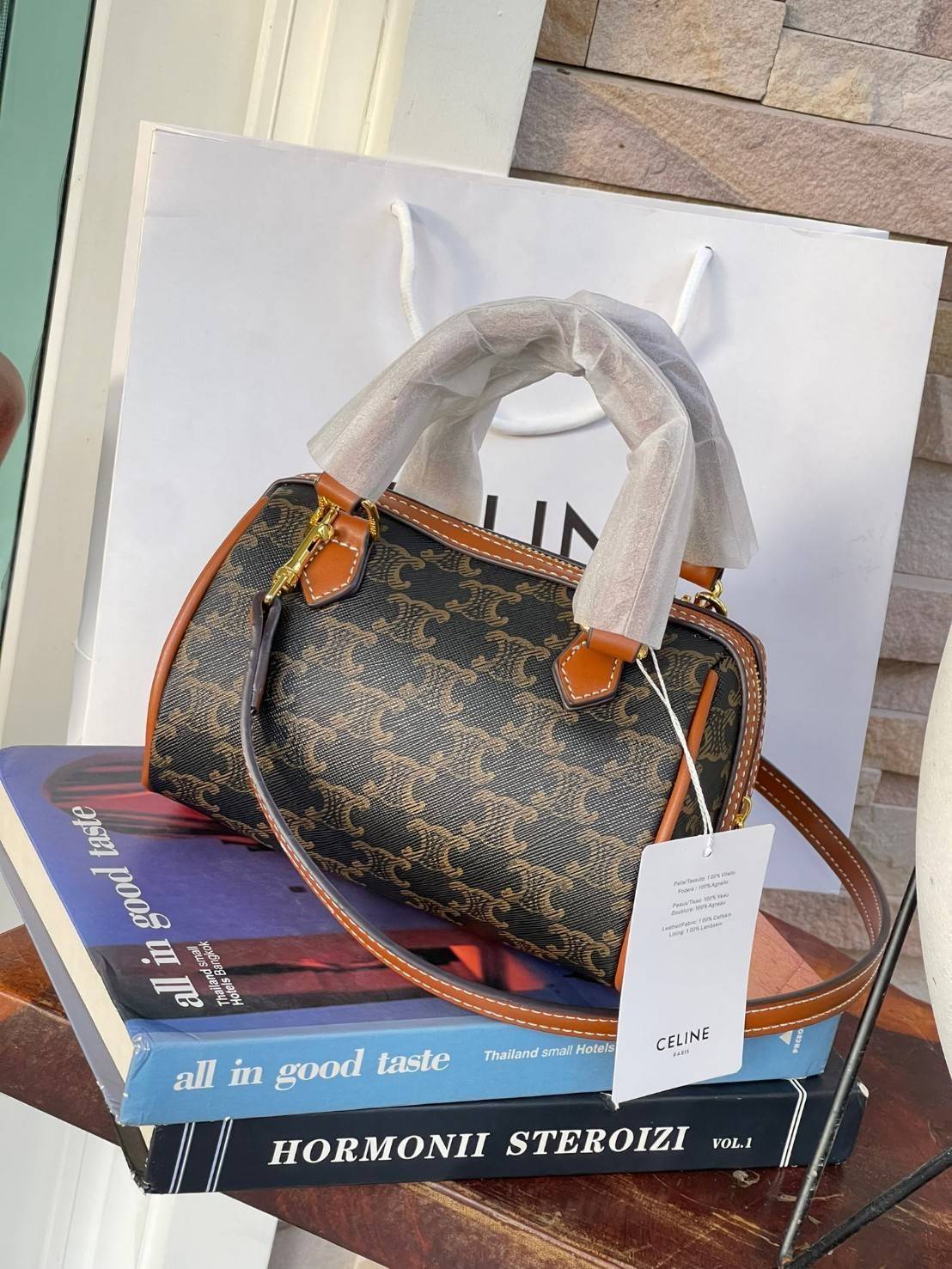 CELINE MINI BOSTON BAG IN TRIOMPHE CANVAS กระเป๋าทรงหมอนขนาดกะทัดรัด เป็นทรงฉิตตบอดกาลไม่มีเอ้าท์ ถือหรือสะพายได้อย่างคล่องตัว ภายในสามารถบรรจุสิ่งของที่จำเป็น สิ่งที่โดดเด่นของกระเป๋าหนังลาย Triomphe ที่ได้รับความนิยมอย่างแพร่หลาย มีอะไหล่ทองประดับเพิ่มม