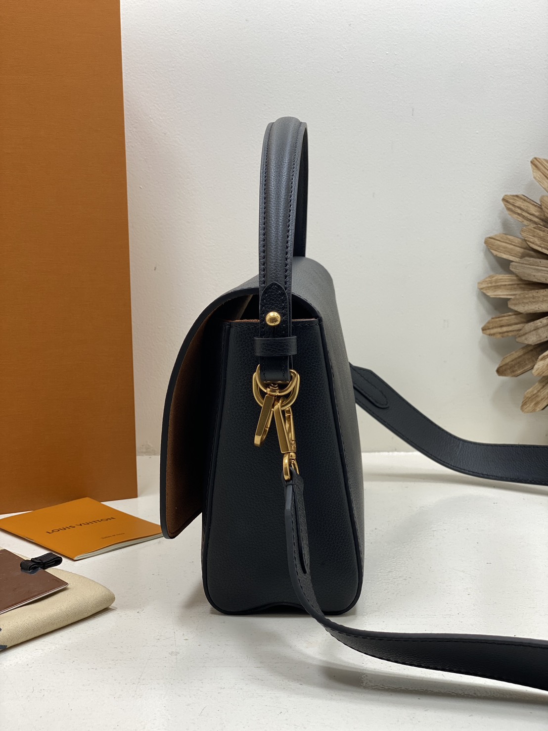 TOP ORI หนังแท้ | เกรดดีสุด LV Soft Twist Handbag กระเป๋าถือสุดไอคอนิก ถือเป็นกระเป๋าคู่ใจที่สมบูรณ์แบบสำหรับทุกวัน