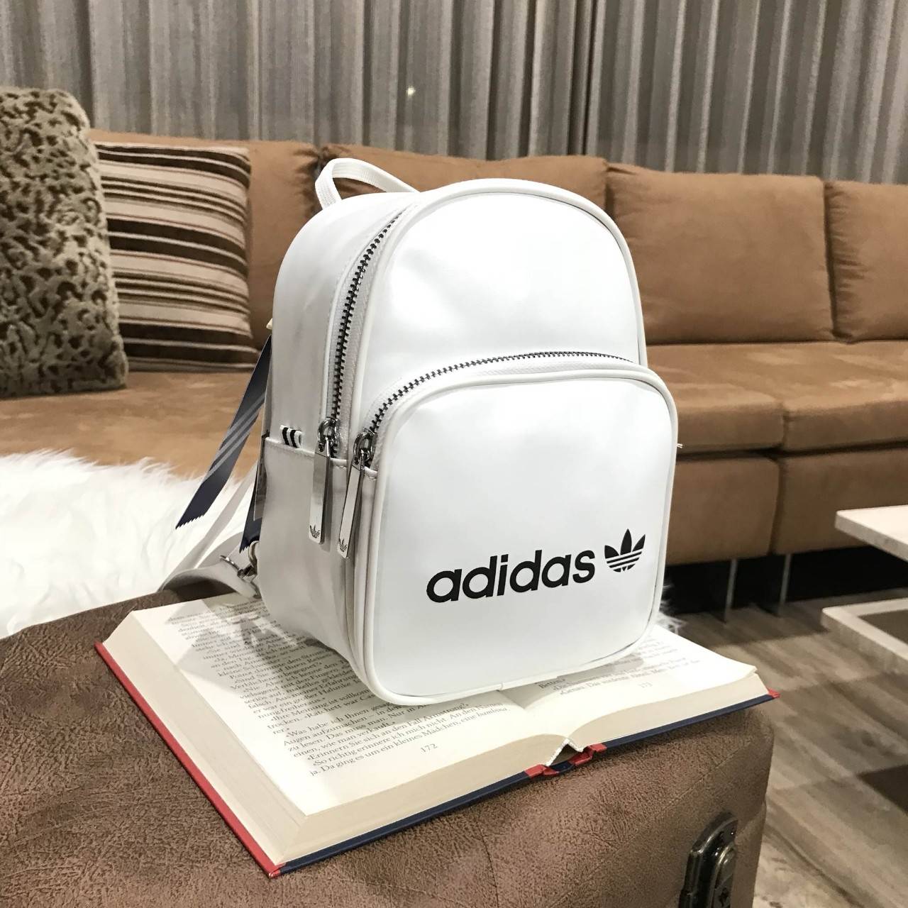 ADIDAS 2WAY MINI BACKPACK กระเป๋าเป้หรือสะพายหนังเรียบสไตล์ Sport ขนาดมินิ น้ำหนักเบา ด้านหน้ามีโล้โก้และช่องซิป เปิดปิดด้วยซิปสะดวกใช้ หัวซิปแบรนด์ ภายในมีช่องใส่ของ หูจับถนัดมือ สายสะพายปรับได้ freesize สามารถสะพายเป็นเป้ หรือกระเป๋าสะพาย Crossbody ได้2