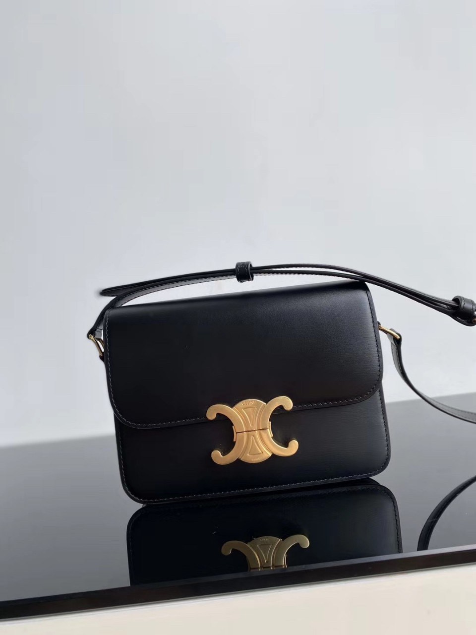 พร้อมส่ง 2 สี 2ขนาด NEW!! CELINE SHOULDER BAG VIP ทรงกล่องอยู่ทรง ขนาดกะทัดรัด เปิดปิดด้วยตัวล้อคแบรนด์สีทอง ภายในมีช่องใส่ของโล่ง สาม