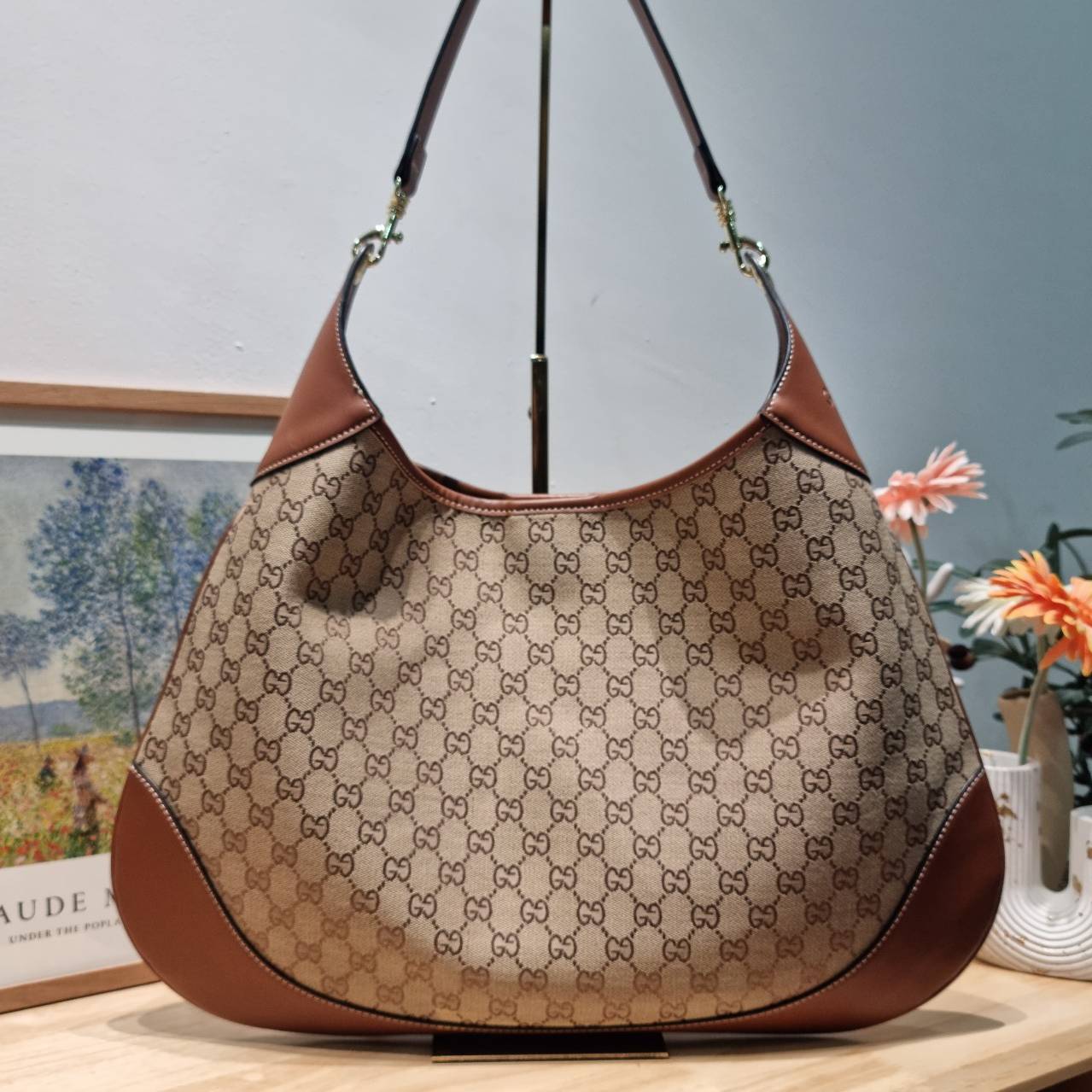 GUCCI B shoulder bag กระเป๋าสะพายไหล่รุ่นใหม่ล่าสุด สวยเริ่ดมากๆ เรียกว่าเป็นกระเป๋าที่เป็นกระแสสุดๆ และใช้ได้แบบ unisex ใบใหญ่ใส่ของได้แบบจุกๆ