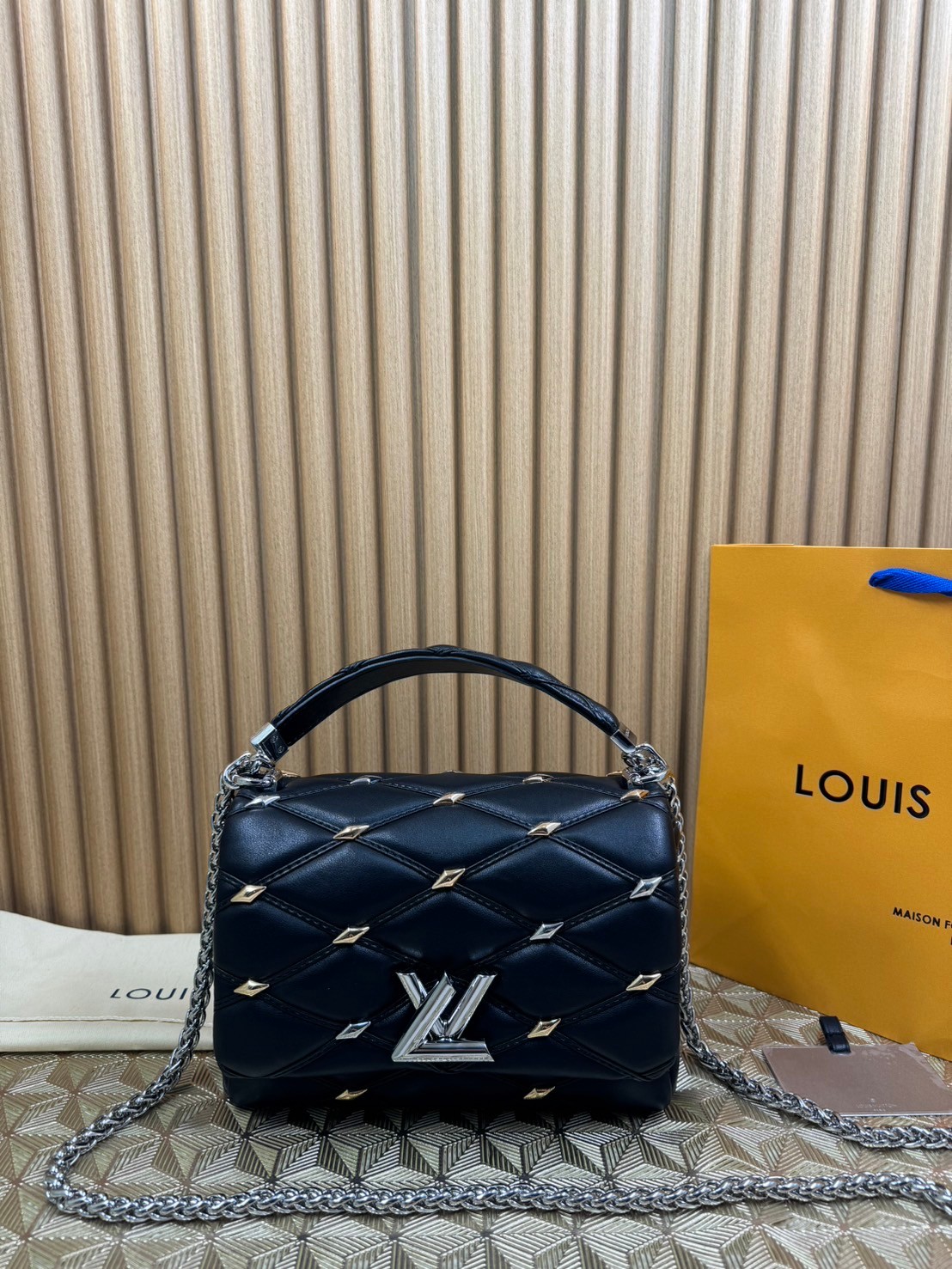 พร้อมส่ง 3 สี LV Twist Bag 24cm / LV GO-14 กระเป๋าหนังบุนวมอันเป็นเอกลักษณ์ของเมซง เกรดออริจินอล 1:1 สลับแท้ ภาพถ่ายจากงานขายจริง