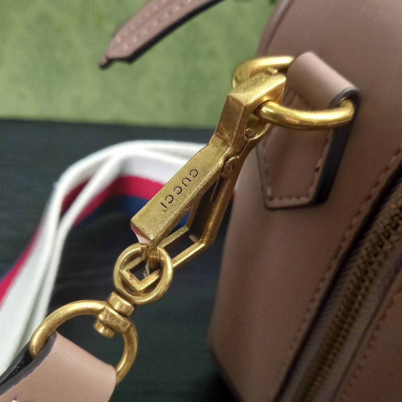 VIP GUCCI GG MARMONT TOP HANDLE SHOULDER BAG / BOLSA GG MATELASSE กระเป๋าถือ กระเป๋าสะพาย คอลเลคชั่นสุดหรู มาพร้อมสายสปอร์ตสะพายยาว สามารถปรับระดับได้ ถอดได้ เป็นอีกรุ่นที่โดดเด่นมากๆ การใช้งานคล้องตัวสุดๆ โดดเด่นด้วยโลโก้ GG ขนาดใหญ่เป็นเอกลักษณ์