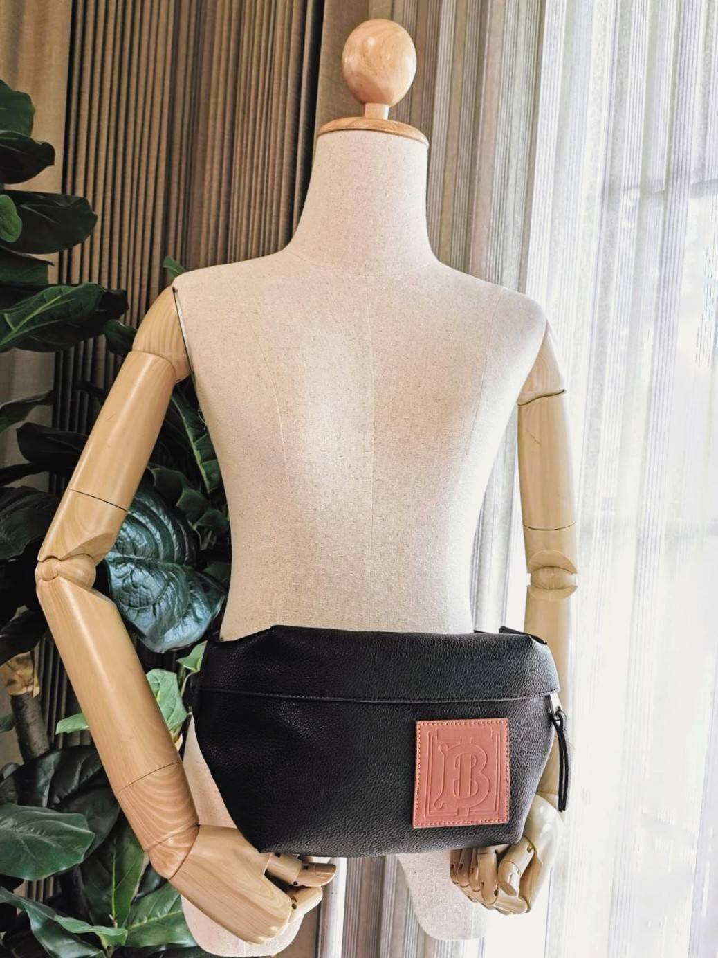 BURBERRY FRAGRANCES WAISTBAG VIP GIFT WITH PURCHASE (GWP) พรีเมี่ยมกิ๊ฟ Limited จากน้ำหอม BURBERRY วัสดุหนังแท้ CalfSkin หนังนิ่มสวยดูดีอยู่ทรงประดับโลโก้แบรนด์ด้านหน้า เปิดปิดด้วยซิปหัวซิปแบรนด์ ขนาดกำลังดี ภายในกว้างและจุค่ะ มีโลโก้ มีช่อง pocket ใช้ใส่