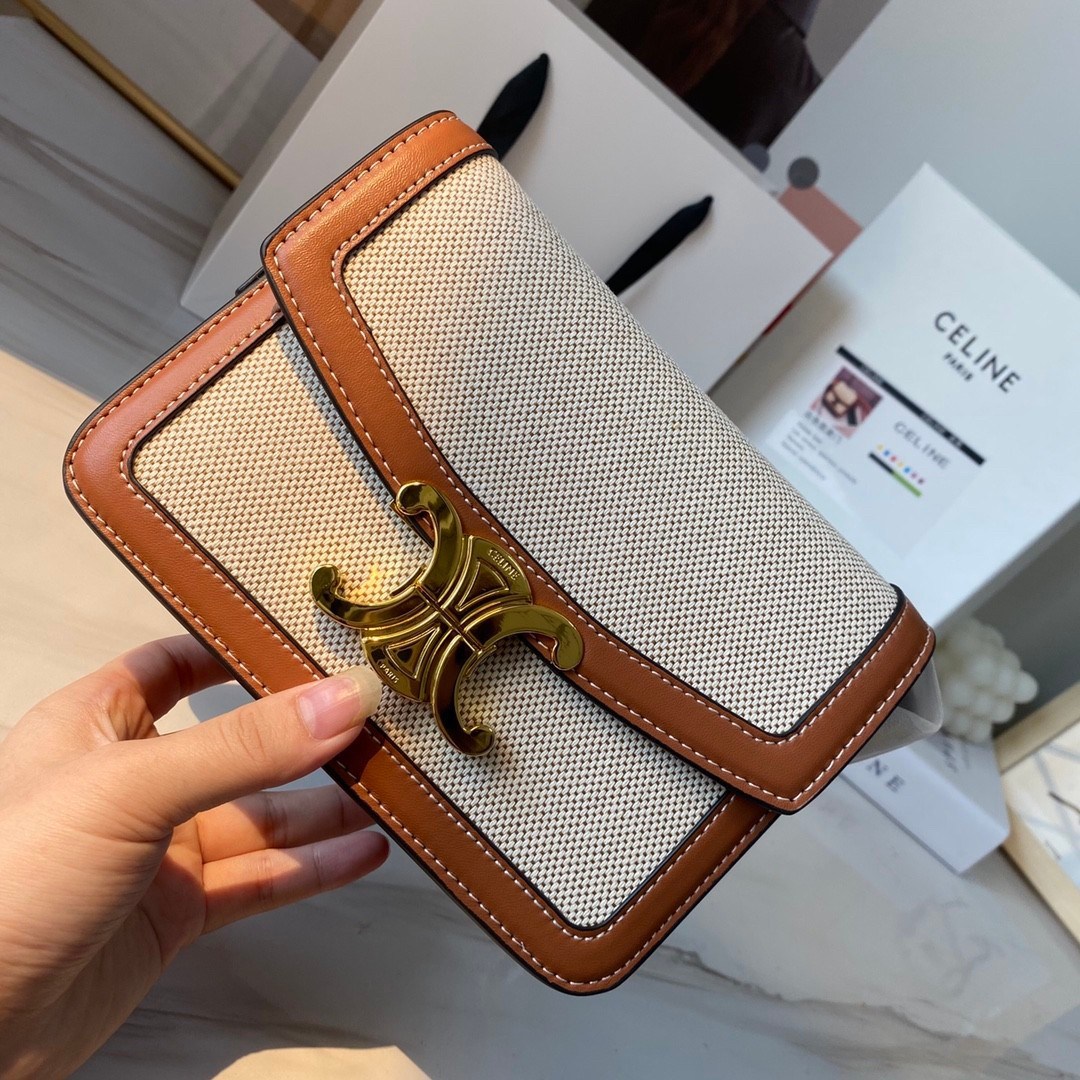 พร้อมส่งรุ่นขายดี!! CELINE CROSSBODY VIP GIFT WITH PURCHASE GWP กระเป๋าพรีเมี่ยมกิ๊ฟ Limited จาก PARFUME DUTYFREE COUNTER สวยอยู่ทรงเปิดปิดด้วยตัวล้อคด้านหน้า ภายในมีช่องใส่ของหลัก พร้อมช่องซิป ใส่กระเป๋าสตางค์กลาง + มือถือได้ ทรงนี้กำลังมาแรงมาก แมชต์ลุค