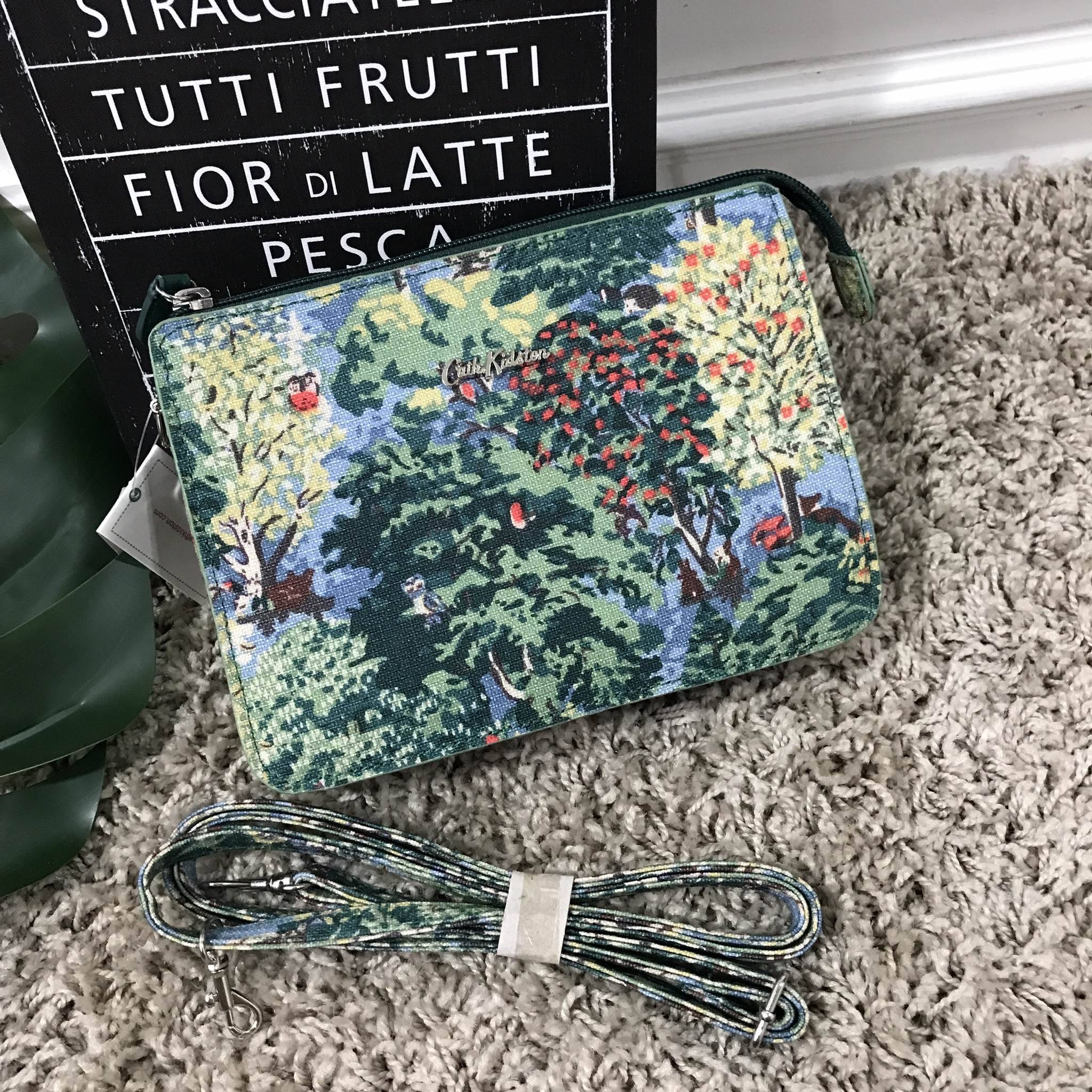 Cath Kidston mini pouch กระเป๋าขนาดน่ารัก ขนาดกะทัดรัดน่าใช้ค่ะ มาพร้อมสายสะพายยาวถอดออกได้ ใบนี้มีสายให้เลือกถึง 3 ลายค่ะ ตามแบบฉบับของ แบรนด์ Cath Kidston ค่ะ ใบนี้ปากกระเป๋ามีซิปค่ะ ด้านในบุผ้าสักหลาด สามารถใส่โทรศัพท์ iphone 7 plus ได้ค่ะ ด้านหลังมีช่