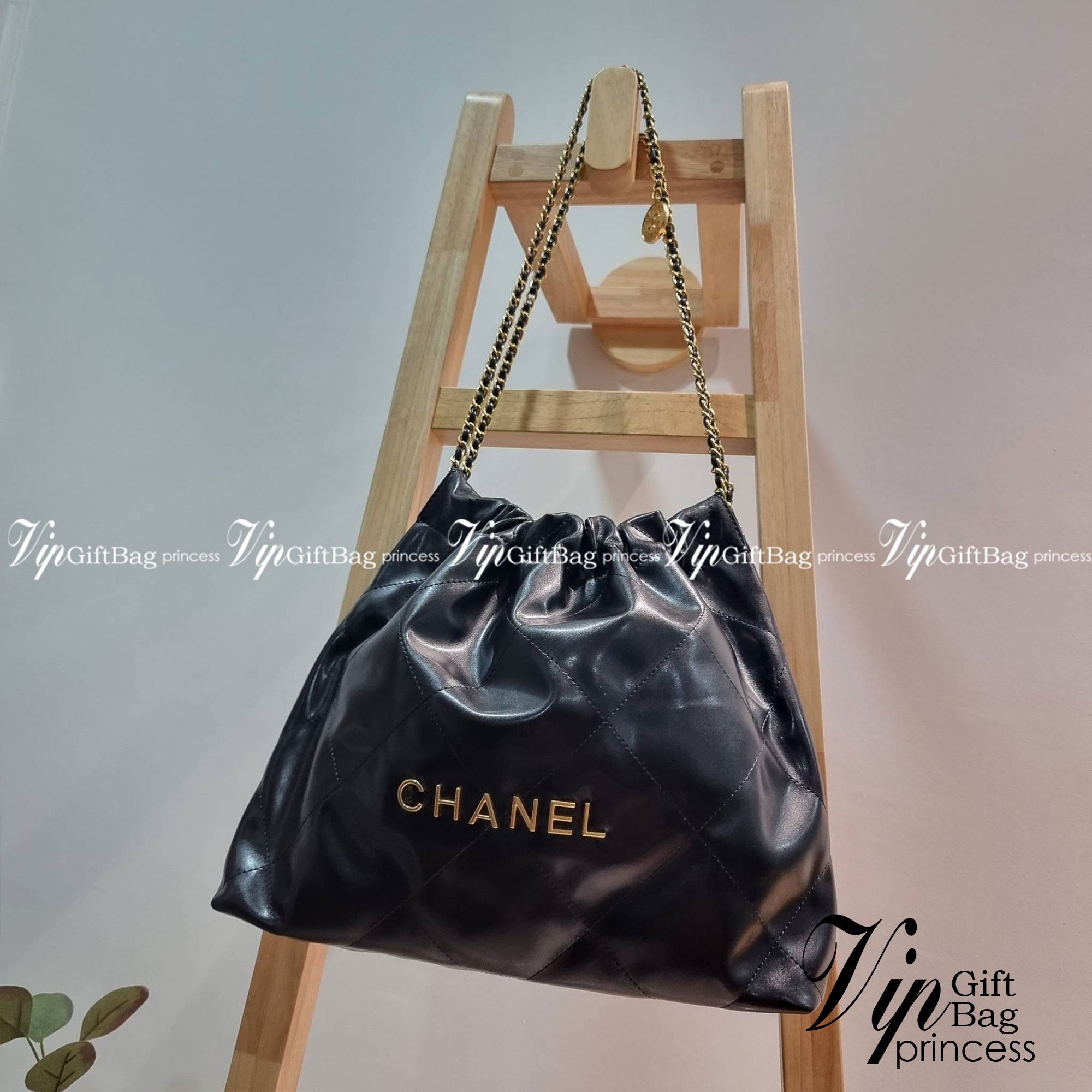Chanel ss22 Logo CC shopping tote / Chanel 22 handbag มาแรงที่สุดในตอนนี้ก็คือรุ่นนี้เลย ใช้งานง่ายรุ่นนี้สามารถใช้ได้ทั้งผู้หญิงและผู้ชายน้า เกินต้านที่สุดกับไอเท็มนี้ ที่สาวๆหรือใครๆก็ต้องมีแล้ว!! แค่เห็นก็หลงรัก กระเป๋าทรงสวย