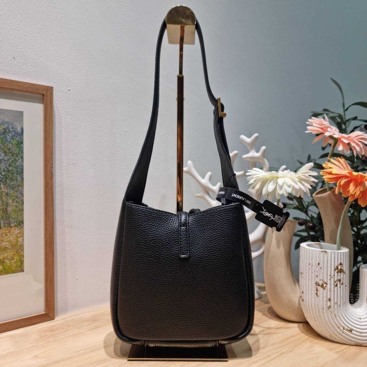 MINI YSL LE 5 À 7 SOFT BABY IN SMOOTH LEATHER กระเป๋าสะพายทรงโฮโบ ขนาดใหม่ baby สวยฟาด ดาเมจคือร้อนฉ่าสุดๆ! ดีไซน์สุดคลาสสิค ควรมีที่สุดค่า เกรดออริ 1:1 ใช้งานต่างประเทศได้